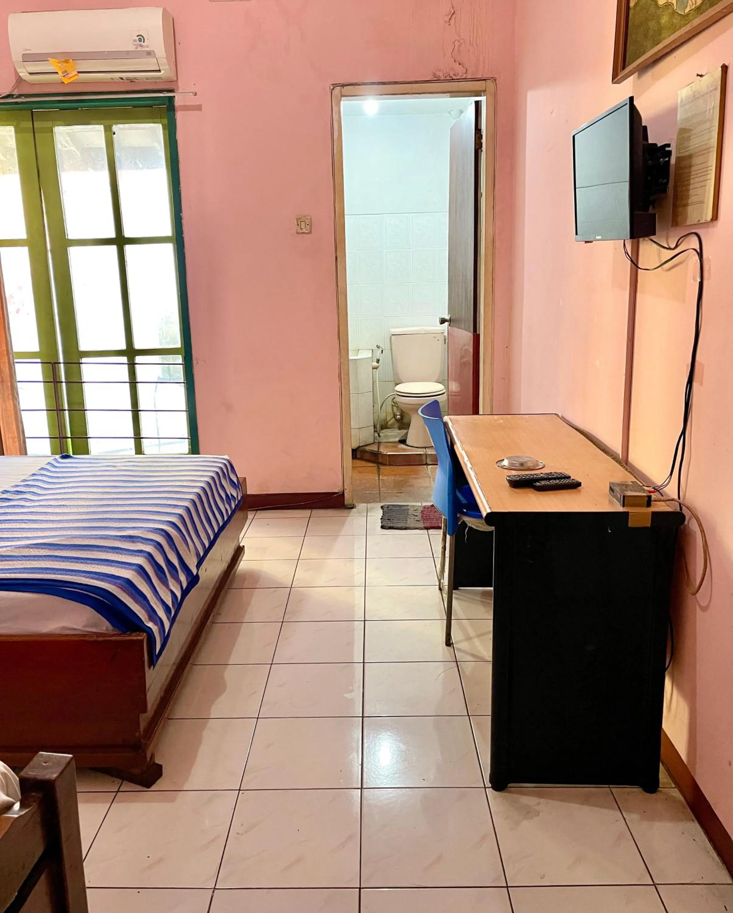 Bedroom, Bed in Hotel Tirtonadi Permai