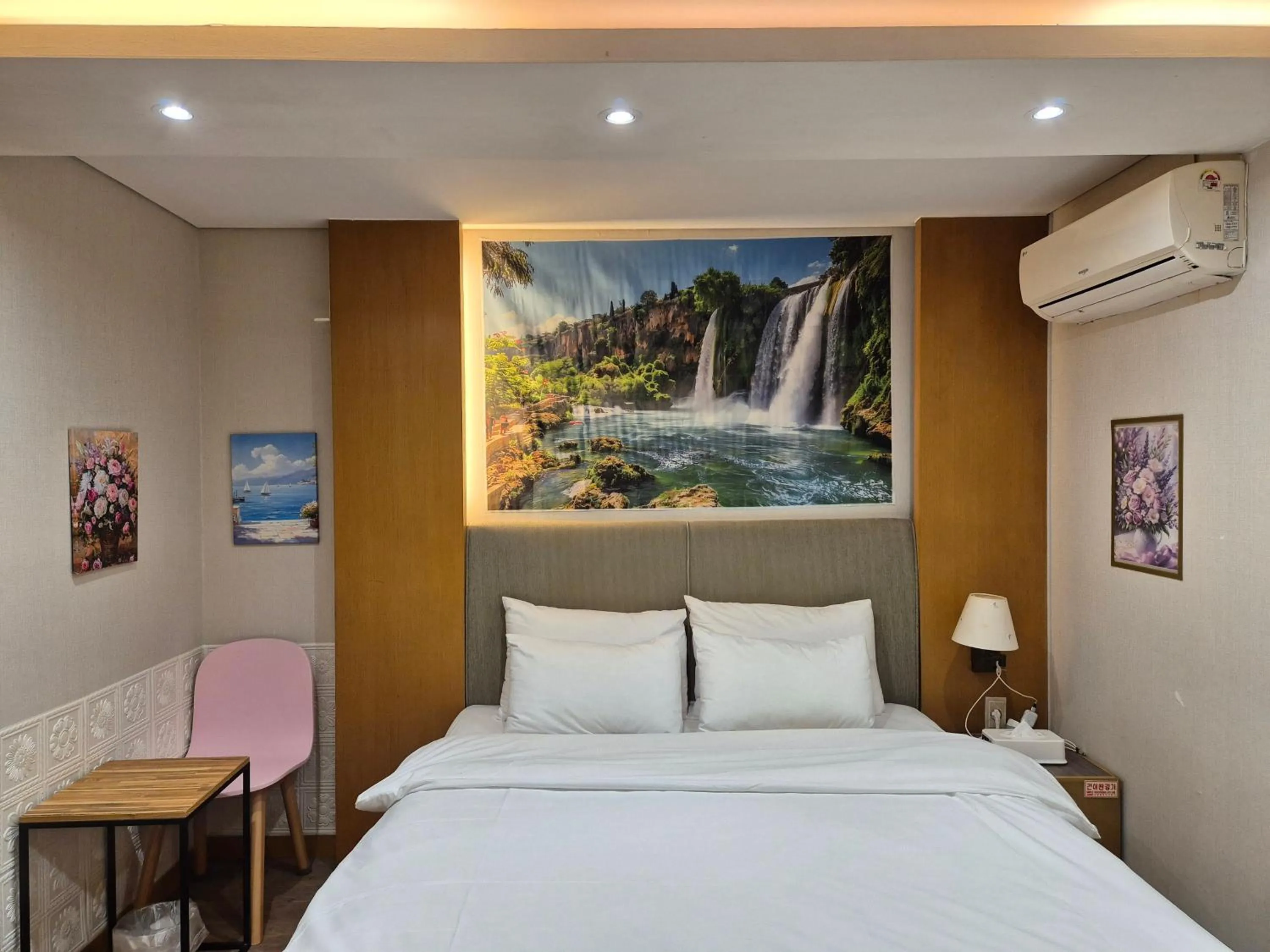 Bed in New Day Hotel Gangnam