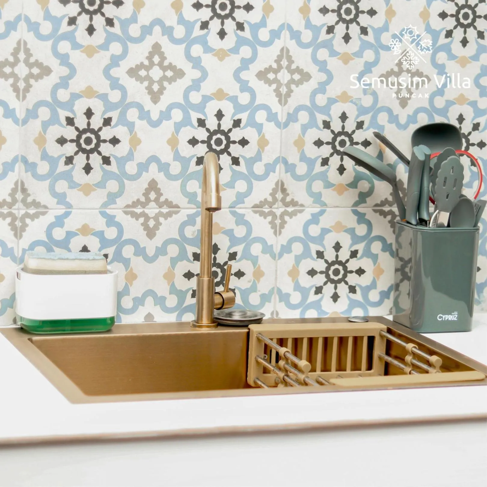 kitchen in Sierra by Semusim Villa