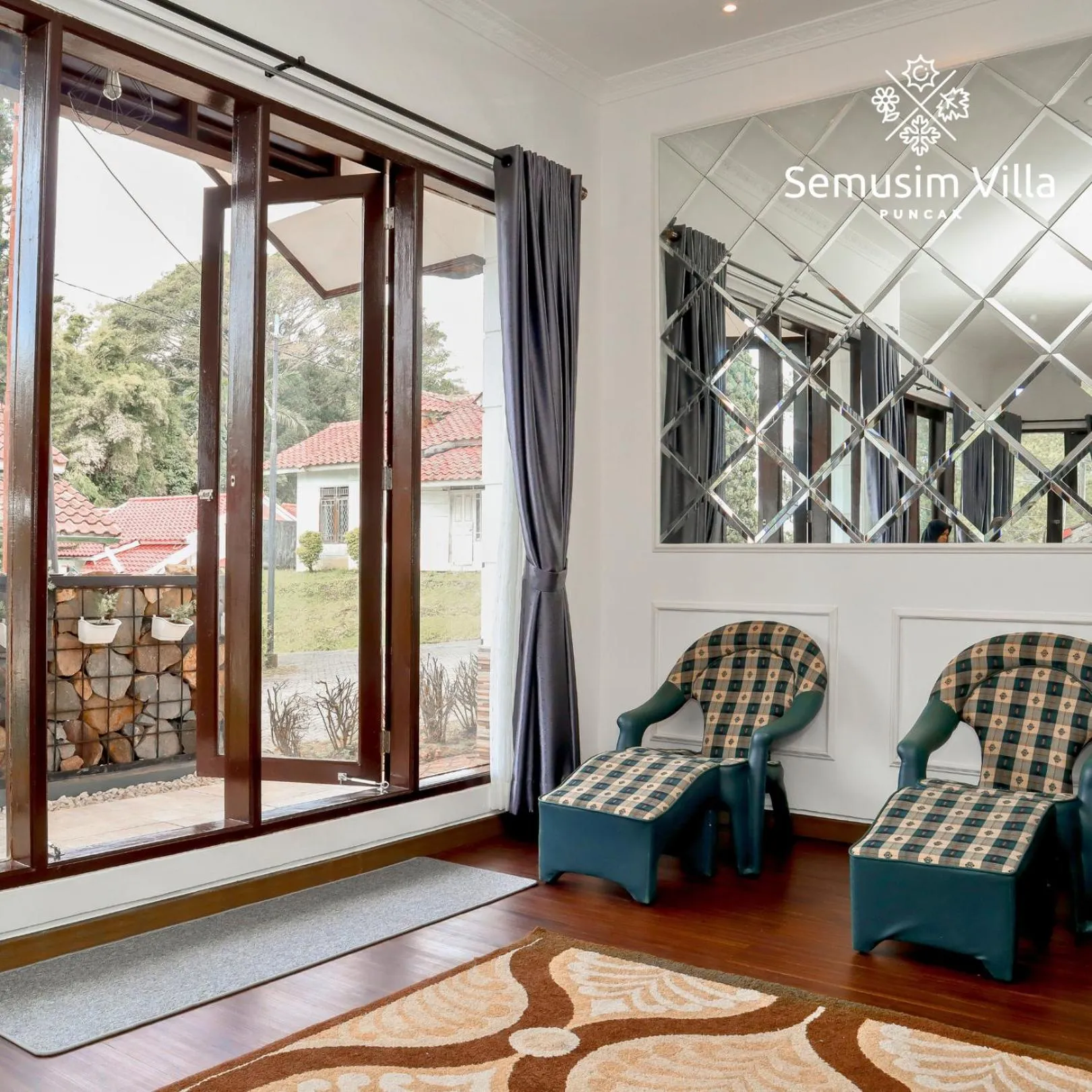 Seating area in Sierra by Semusim Villa