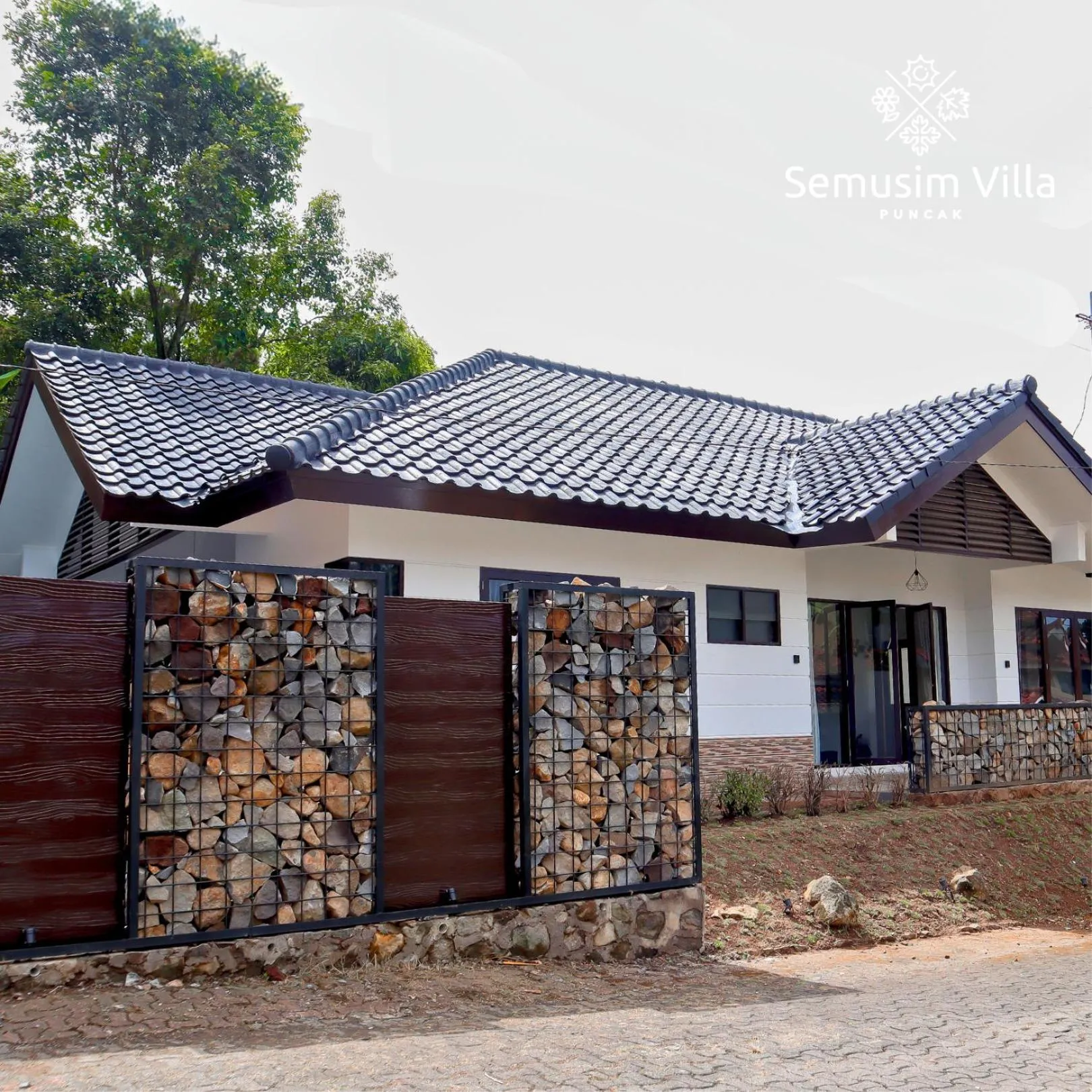 Facade/entrance in Sierra by Semusim Villa