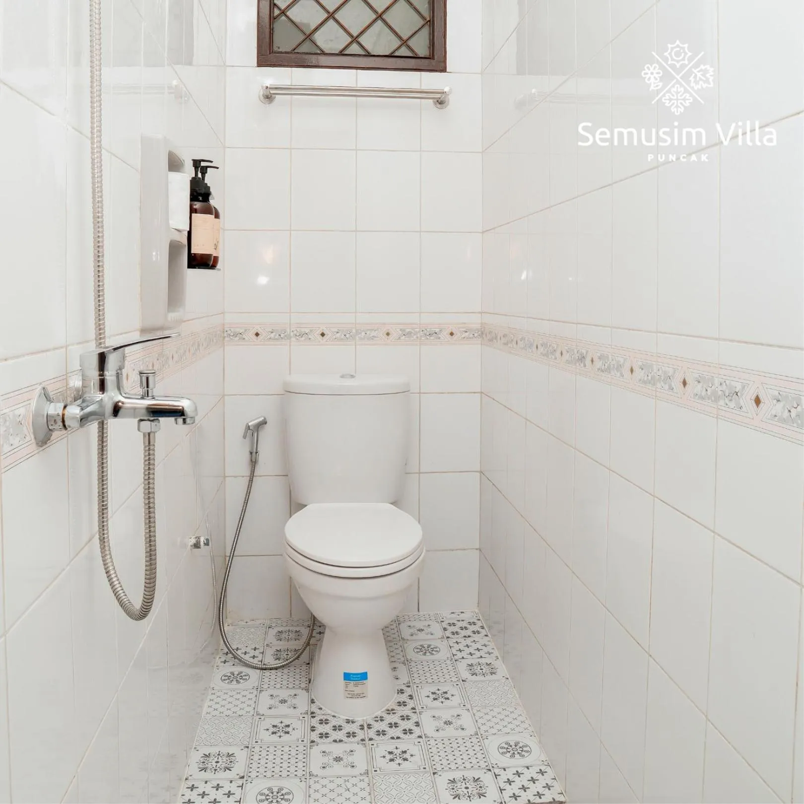 Bathroom in Sierra by Semusim Villa