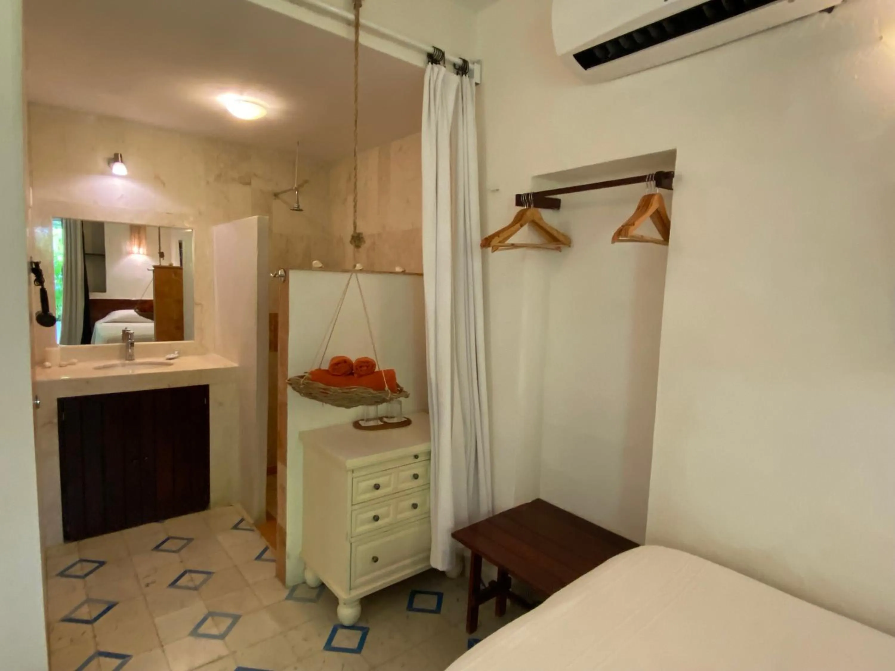 Shower, Bed in Hotel La Piazzetta