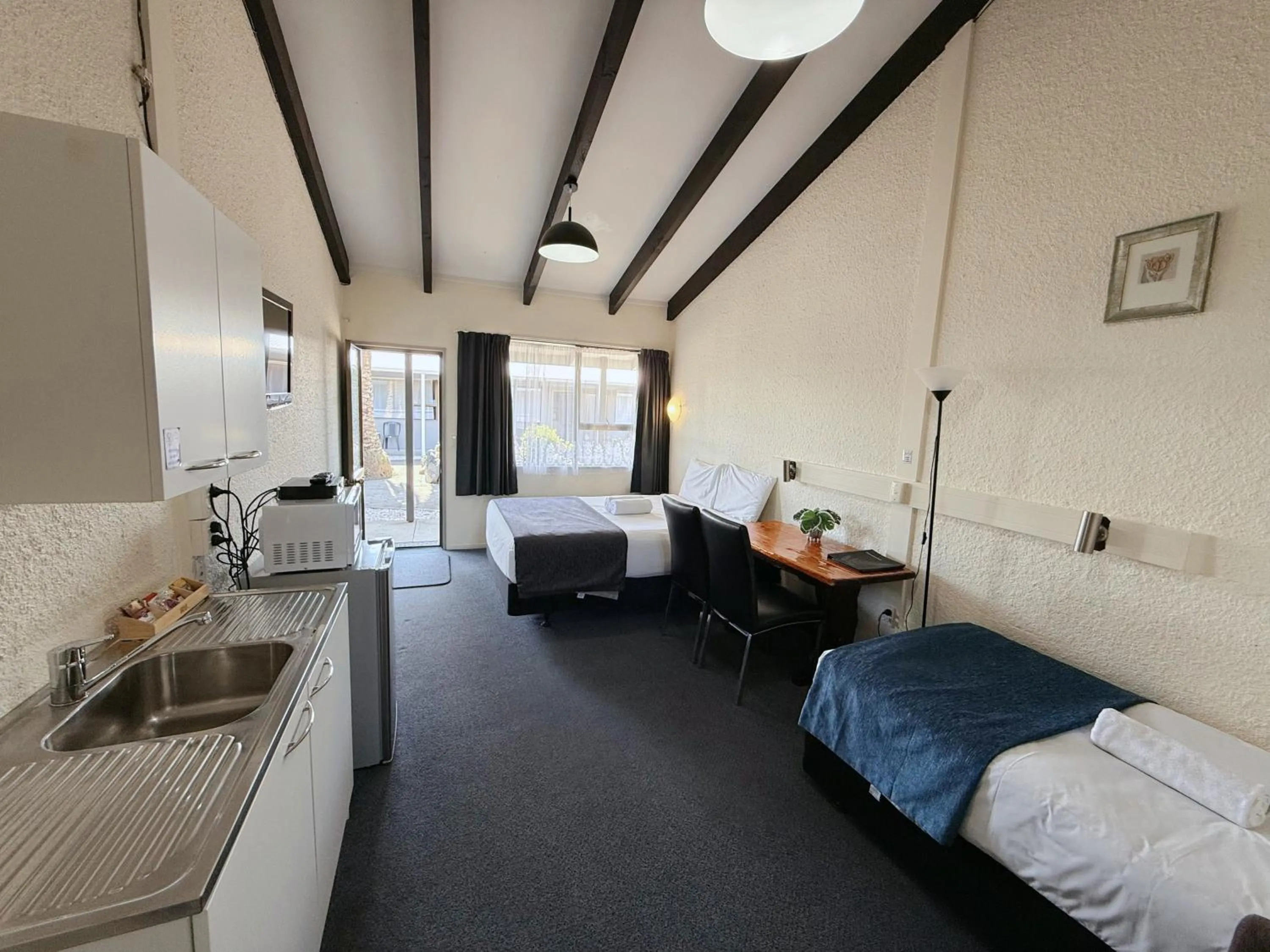 Photo of the whole room, Bed in Cortez Motel