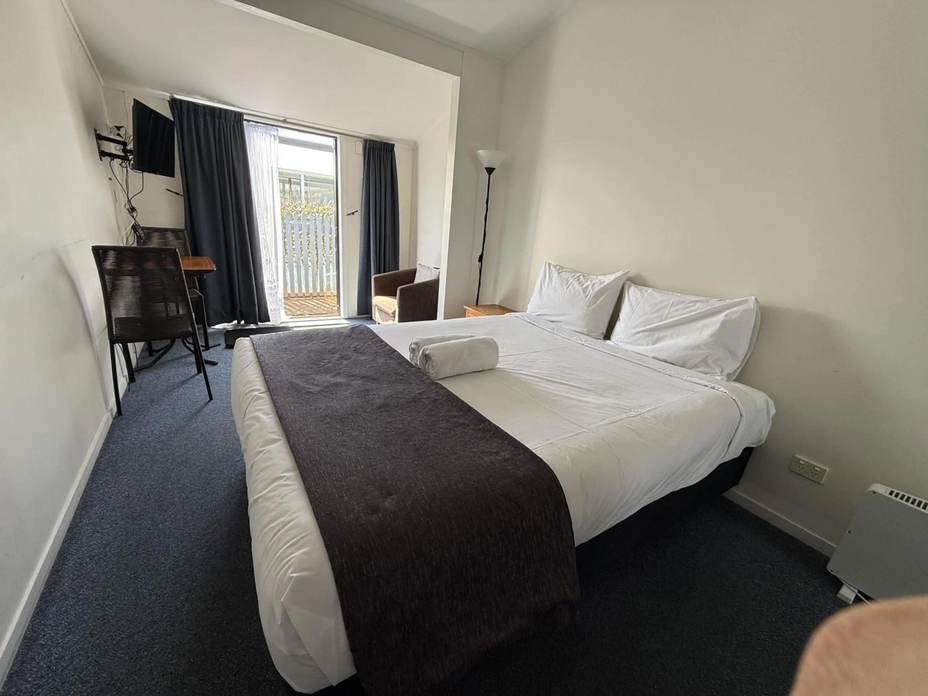 Living room, Bed in Cortez Motel