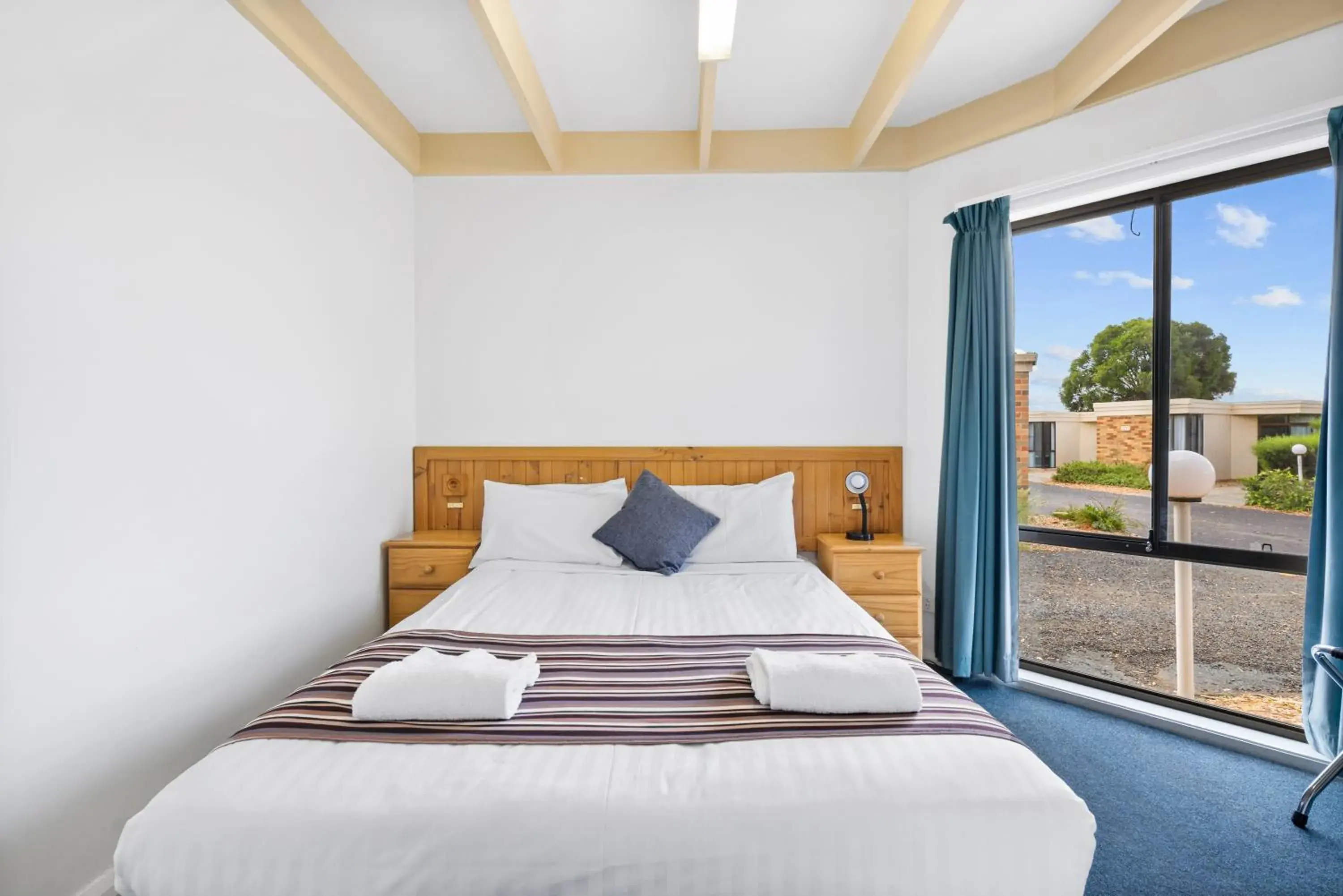 Queen Villa with Dual Access Ensuite Bathroom in Sundown Villas Queen Villa with Dual Access Ensuite Bathroom in Sundown Villas