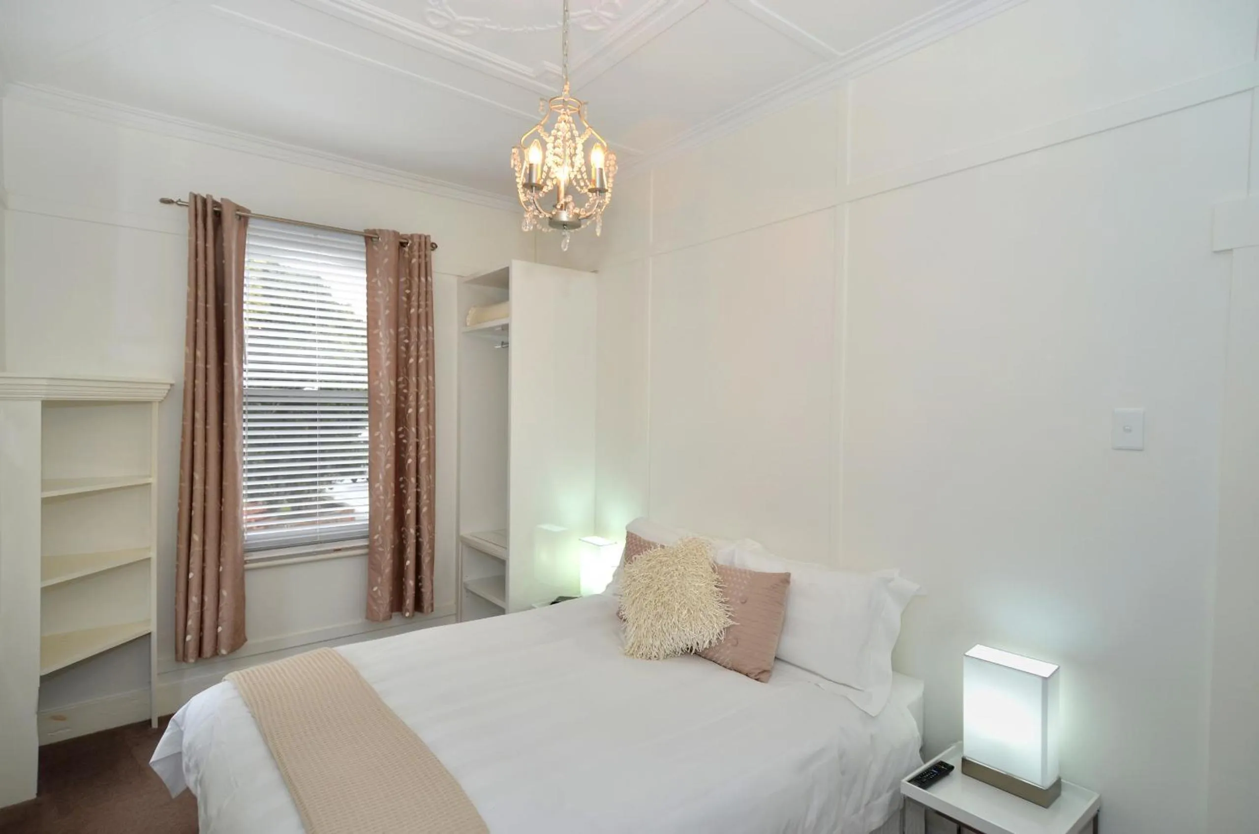 Bedroom, Bed in Albany Central Apartments