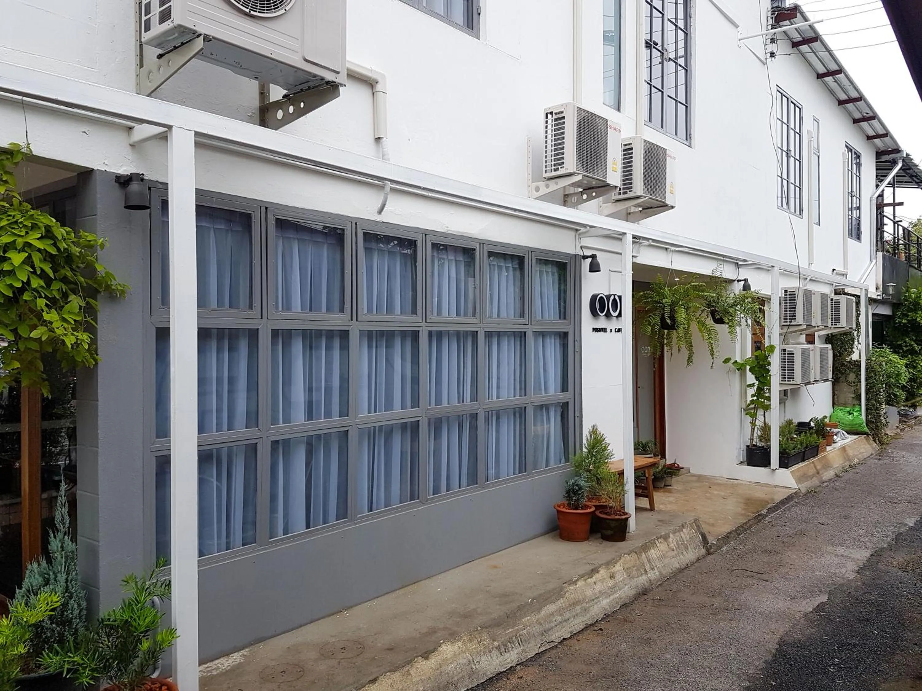 Property building in Oon Poshtel x Cafe