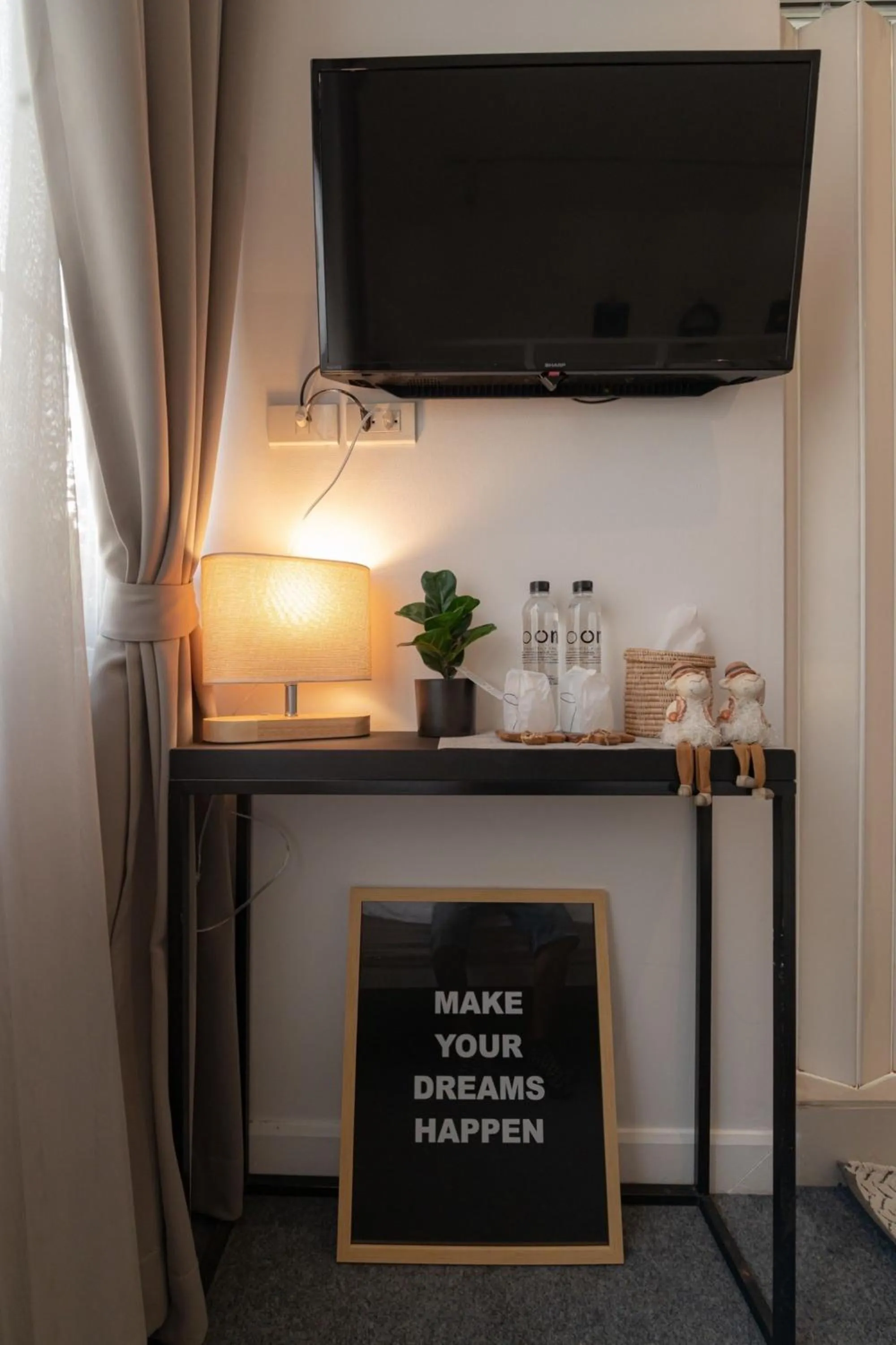 Bedroom in Oon Poshtel x Cafe