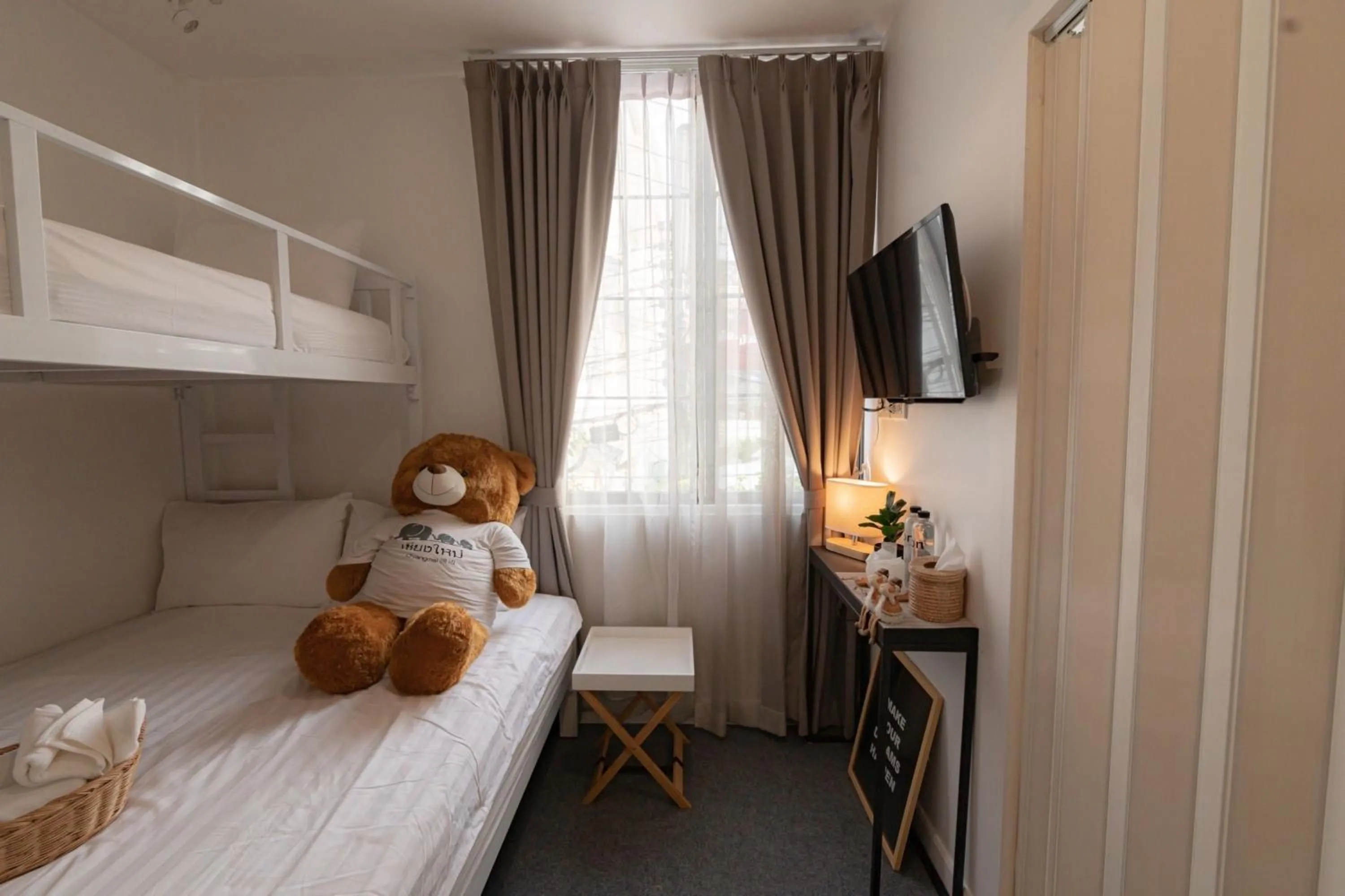 bunk bed, Bed in Oon Poshtel x Cafe