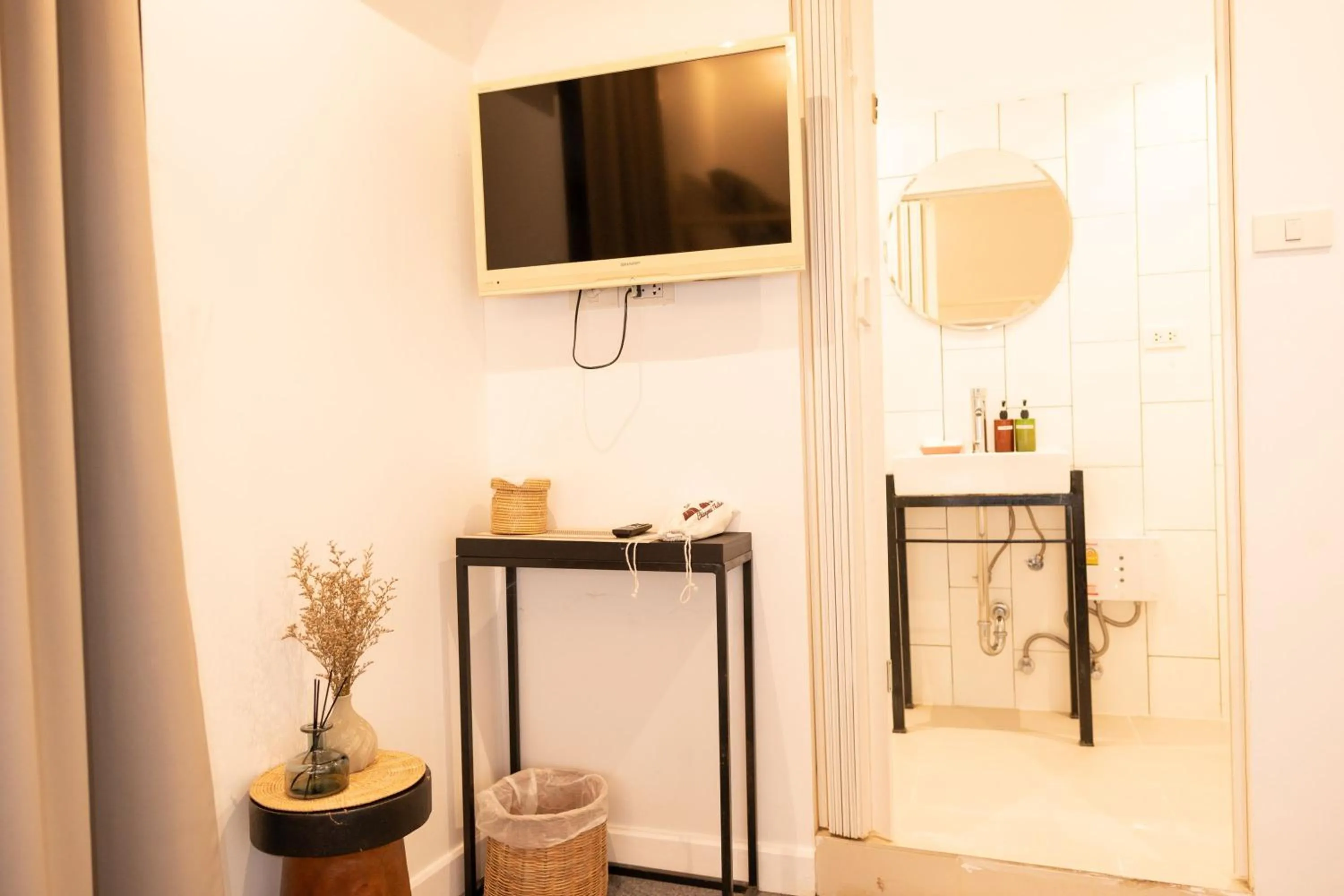 TV and multimedia in Oon Poshtel x Cafe