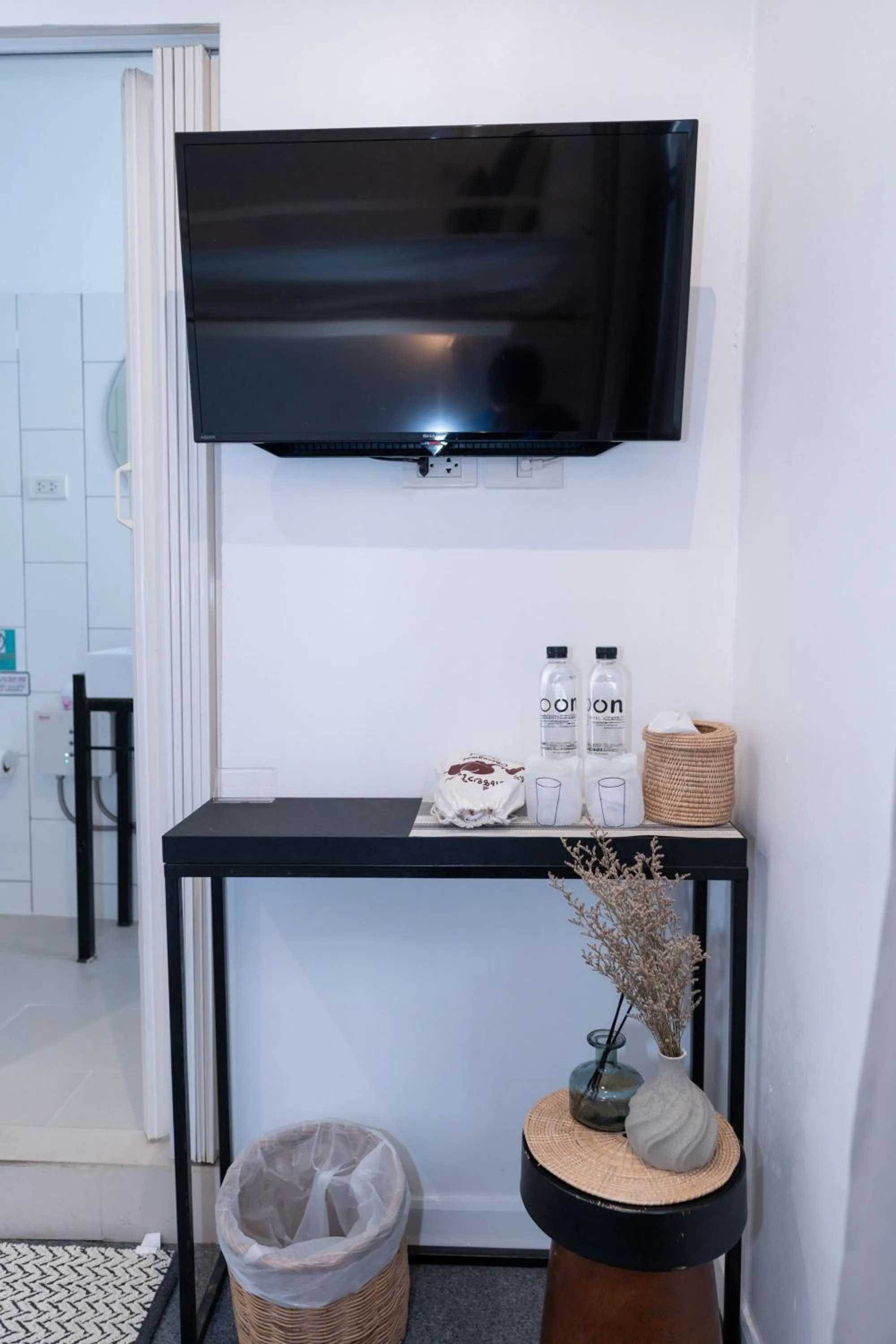 TV and multimedia in Oon Poshtel x Cafe