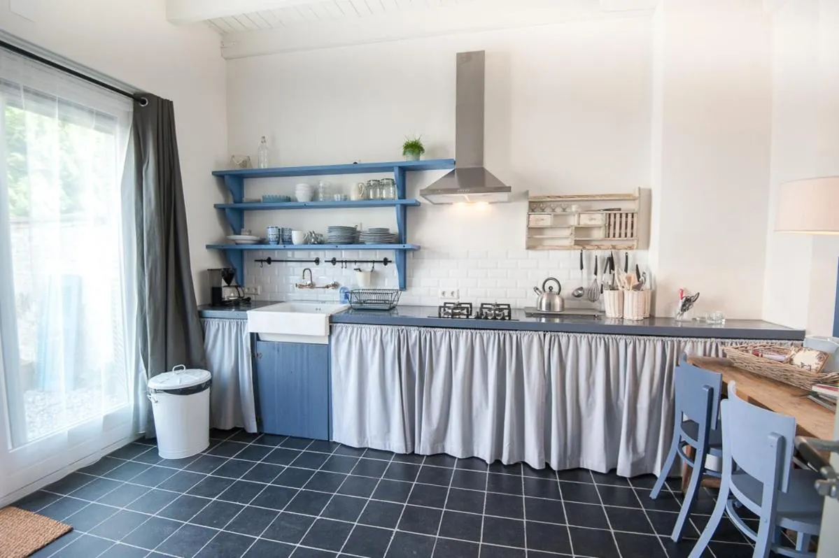Kitchen or kitchenette in Boutique B&B Villa Heidetuin