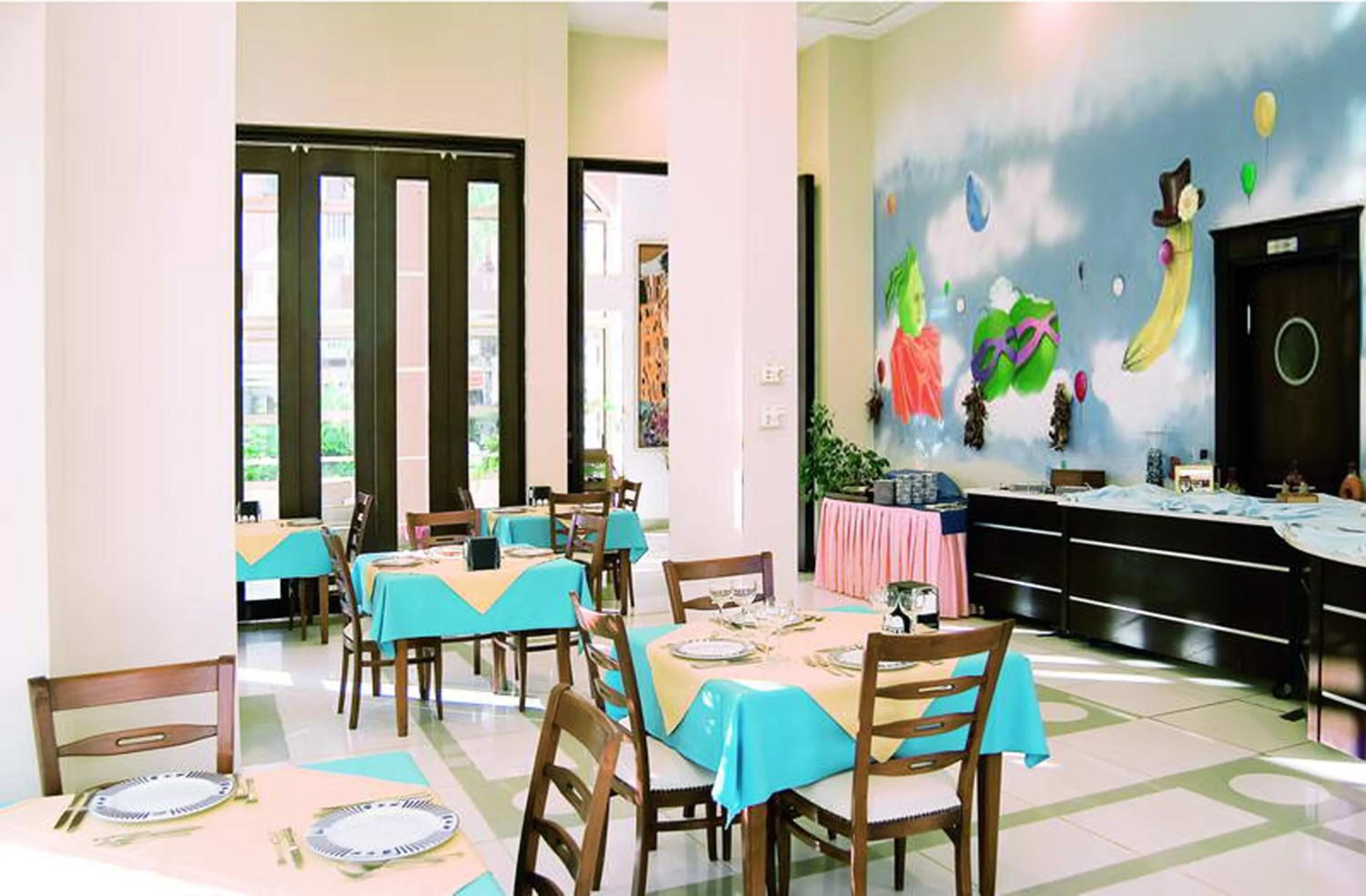 Restaurant/places to eat in Almena Hotel