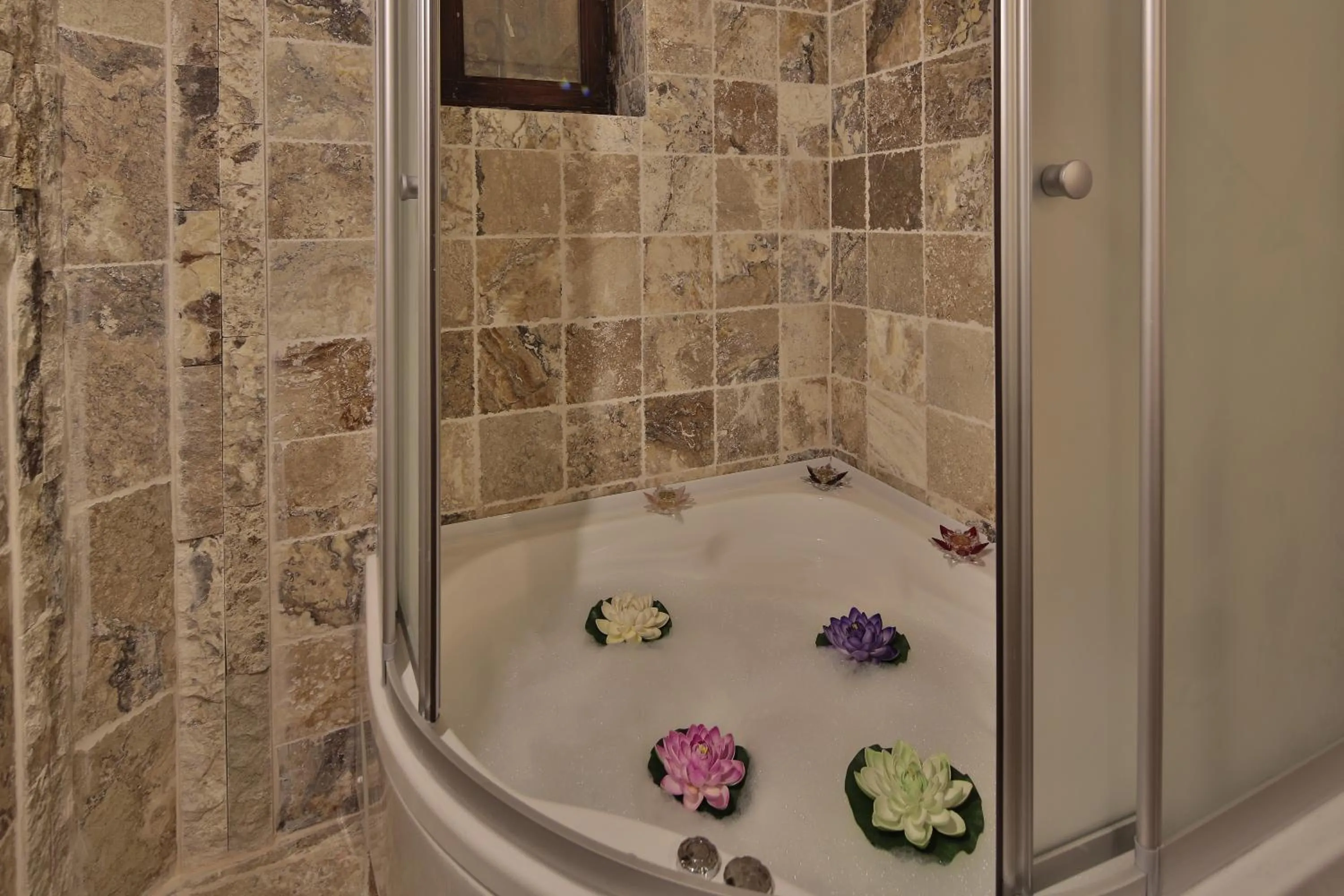 Hot Tub in Old Town Stone House