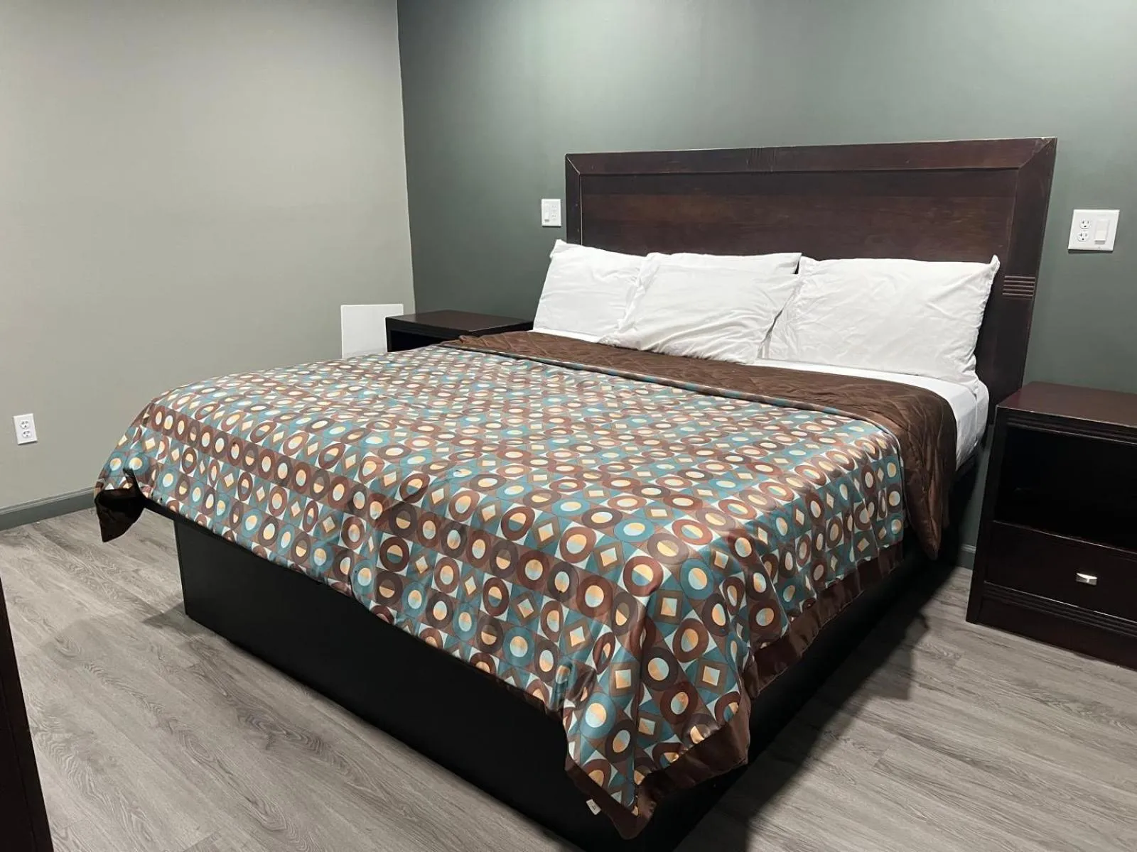 Bed in Red Carpet Inn