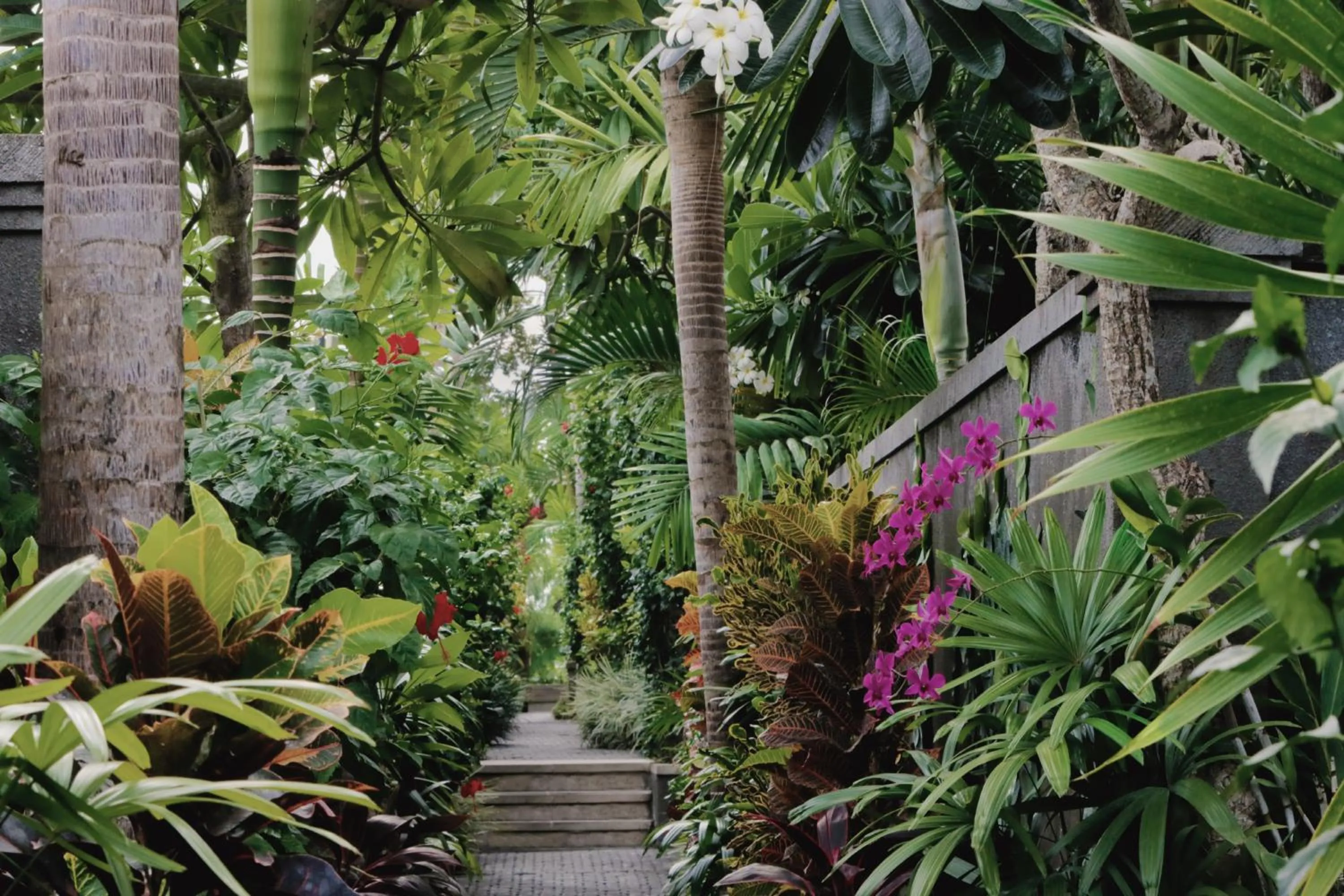 Facade/entrance in Aradhana Villas by Ekosistem