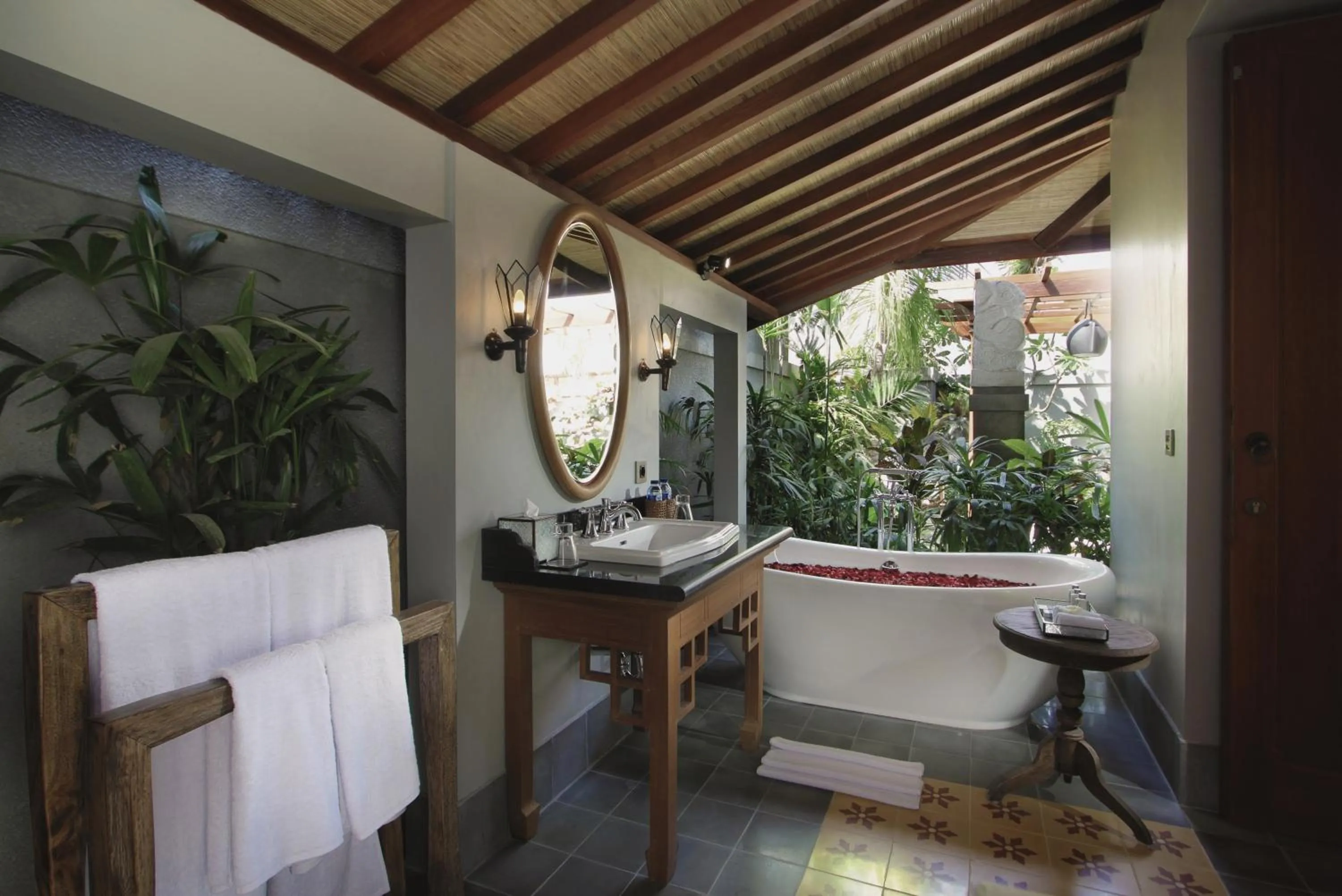 Bathroom in Aradhana Villas by Ekosistem