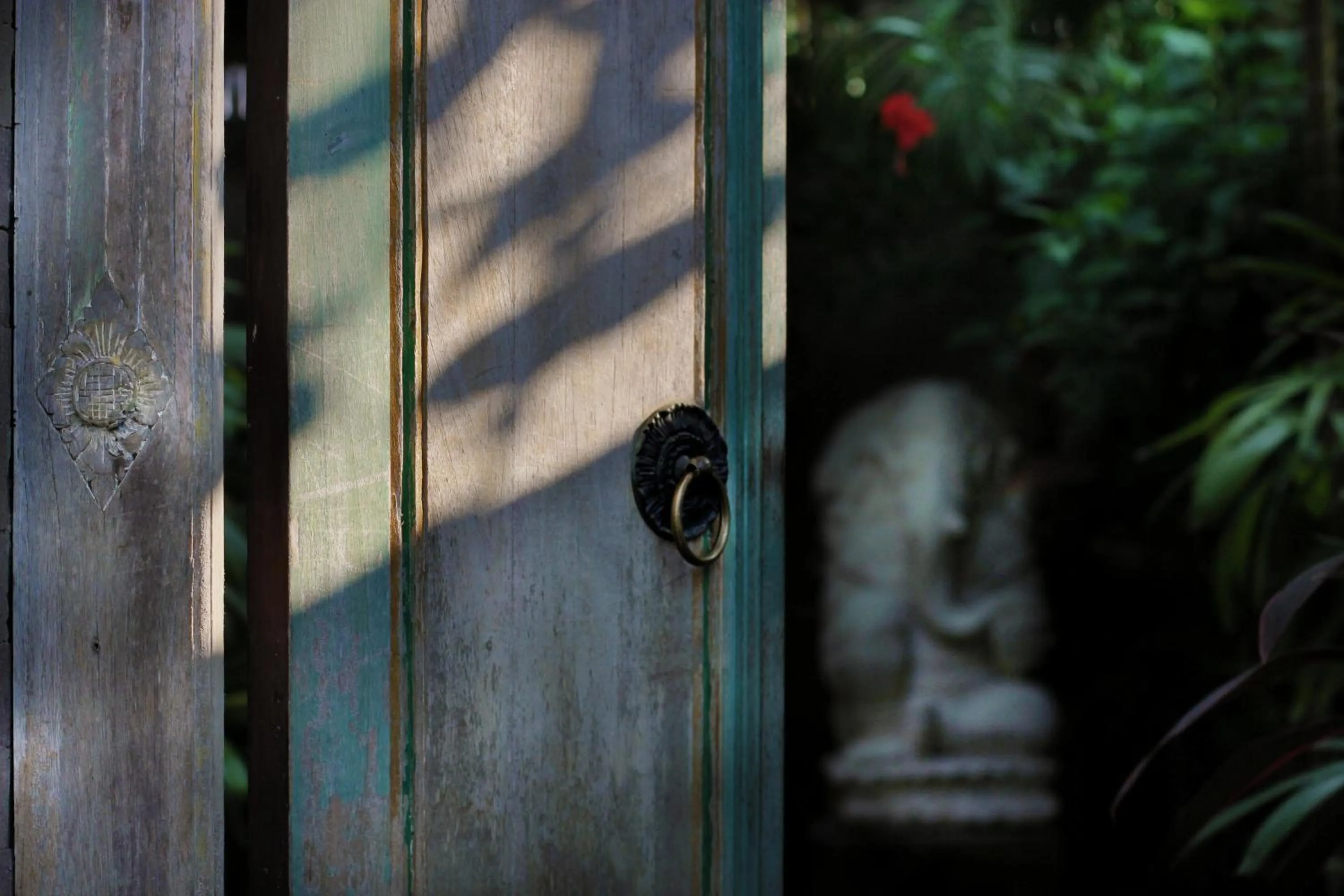 Facade/entrance in Aradhana Villas by Ekosistem