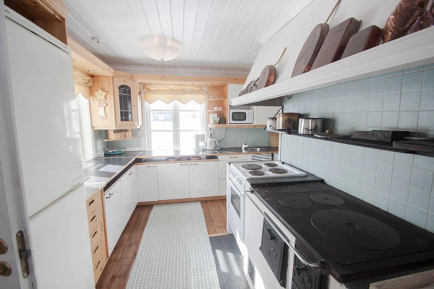 Kitchen or kitchenette in Elves Village Hotel