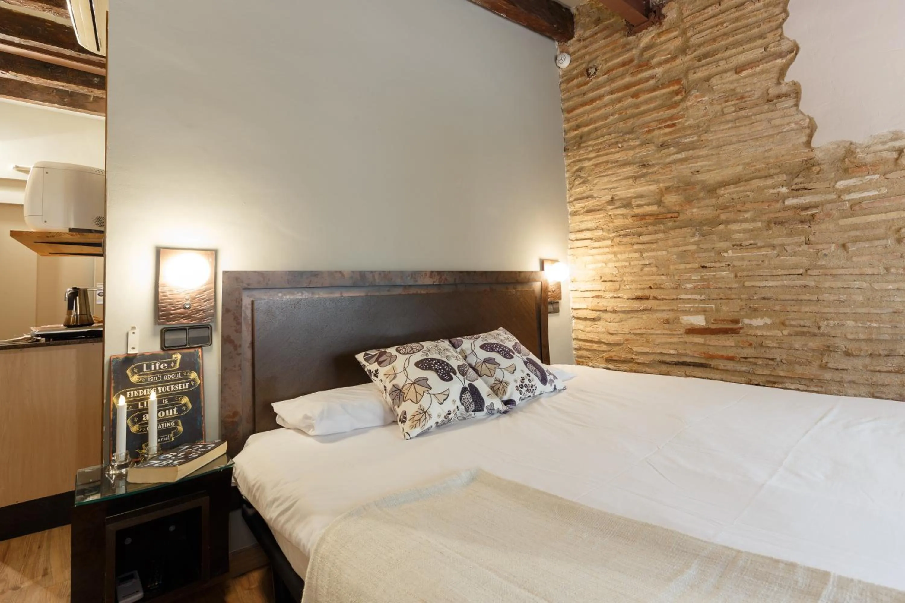 Photo of the whole room, Bed in AinB Picasso-Corders Apartments