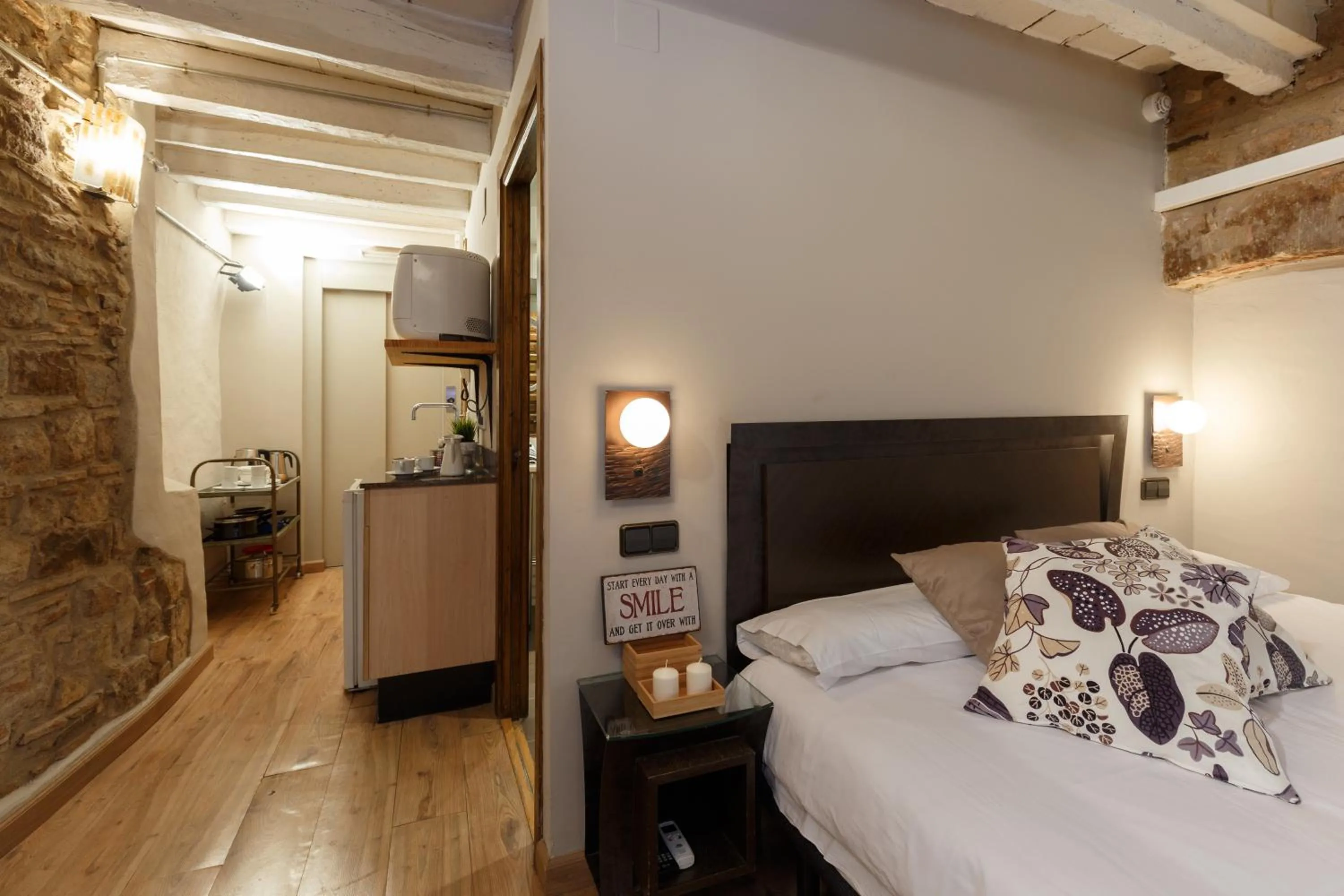 Photo of the whole room, Bed in AinB Picasso-Corders Apartments