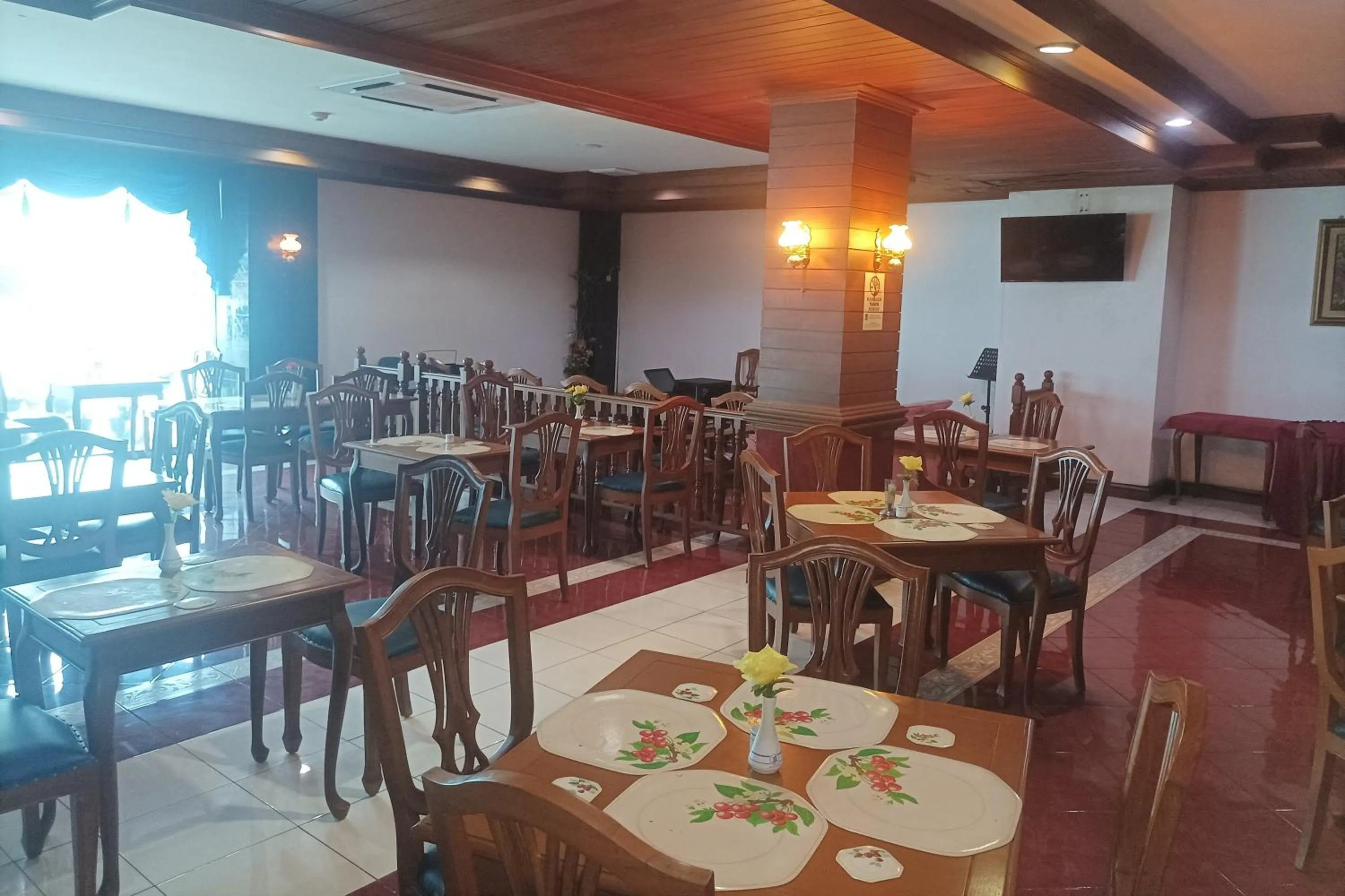 Restaurant/places to eat in Hotel Efita