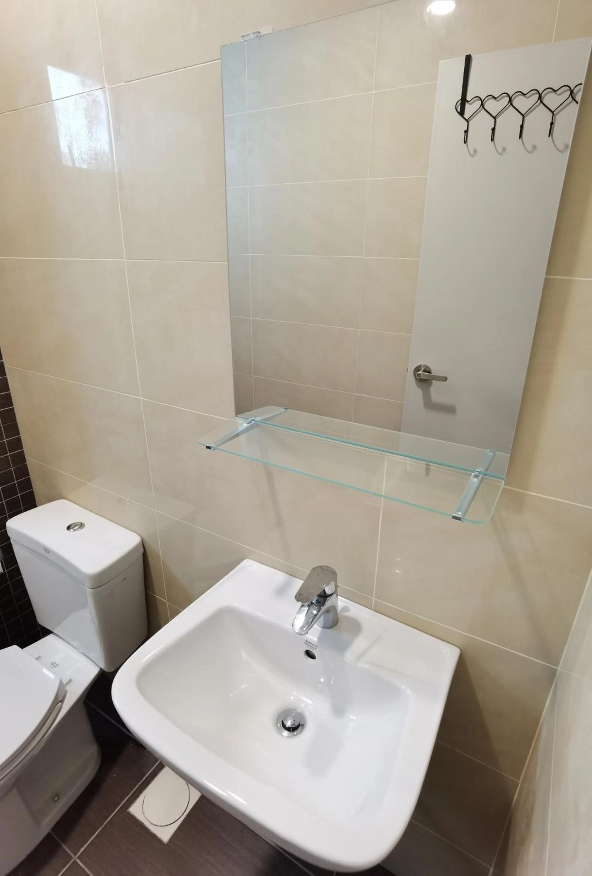 Shower in Comfy Luxury 5 Star bed & sofa 3R2B 2carpark WiFi