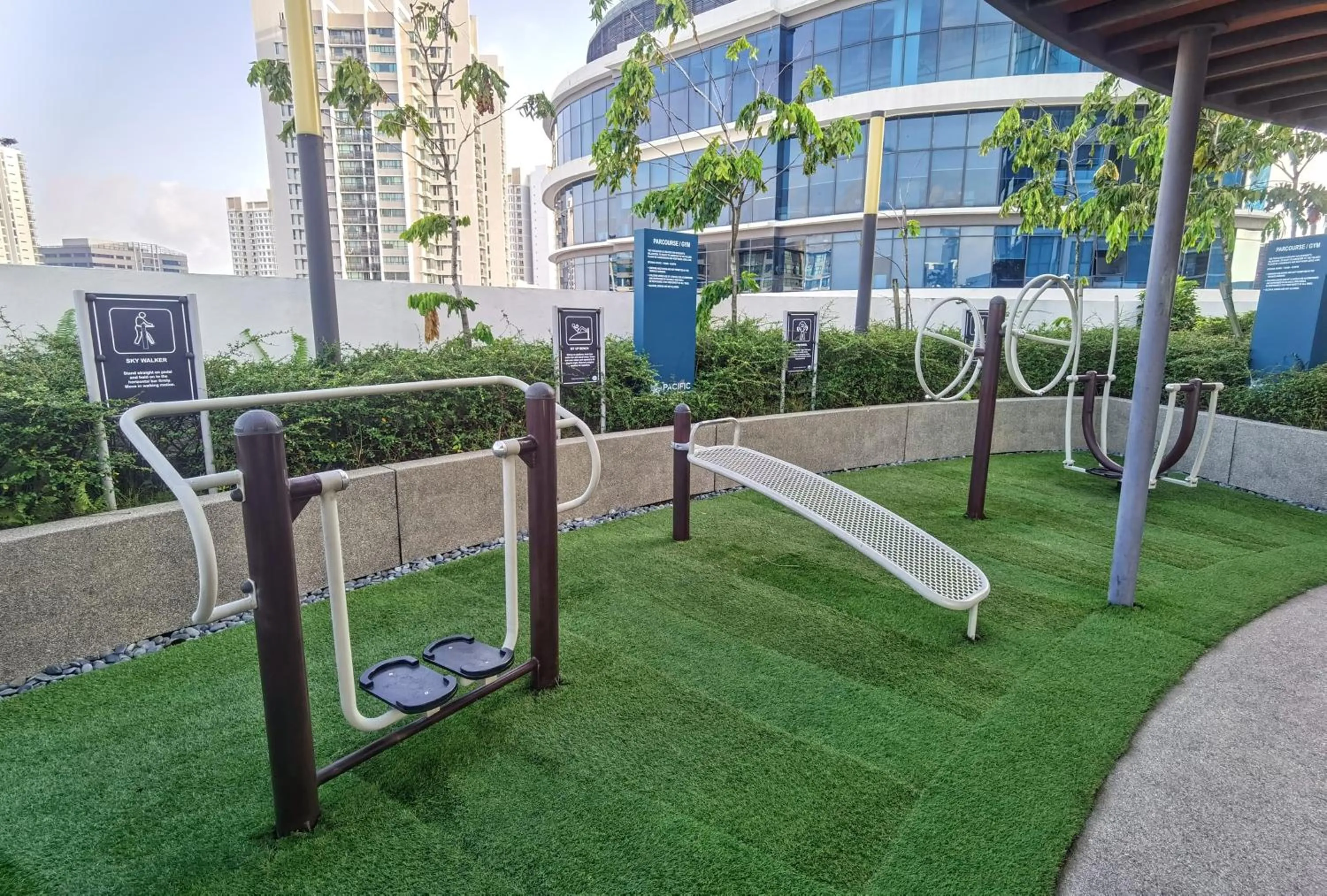 Garden in Comfy Luxury 5 Star bed & sofa 3R2B 2carpark WiFi