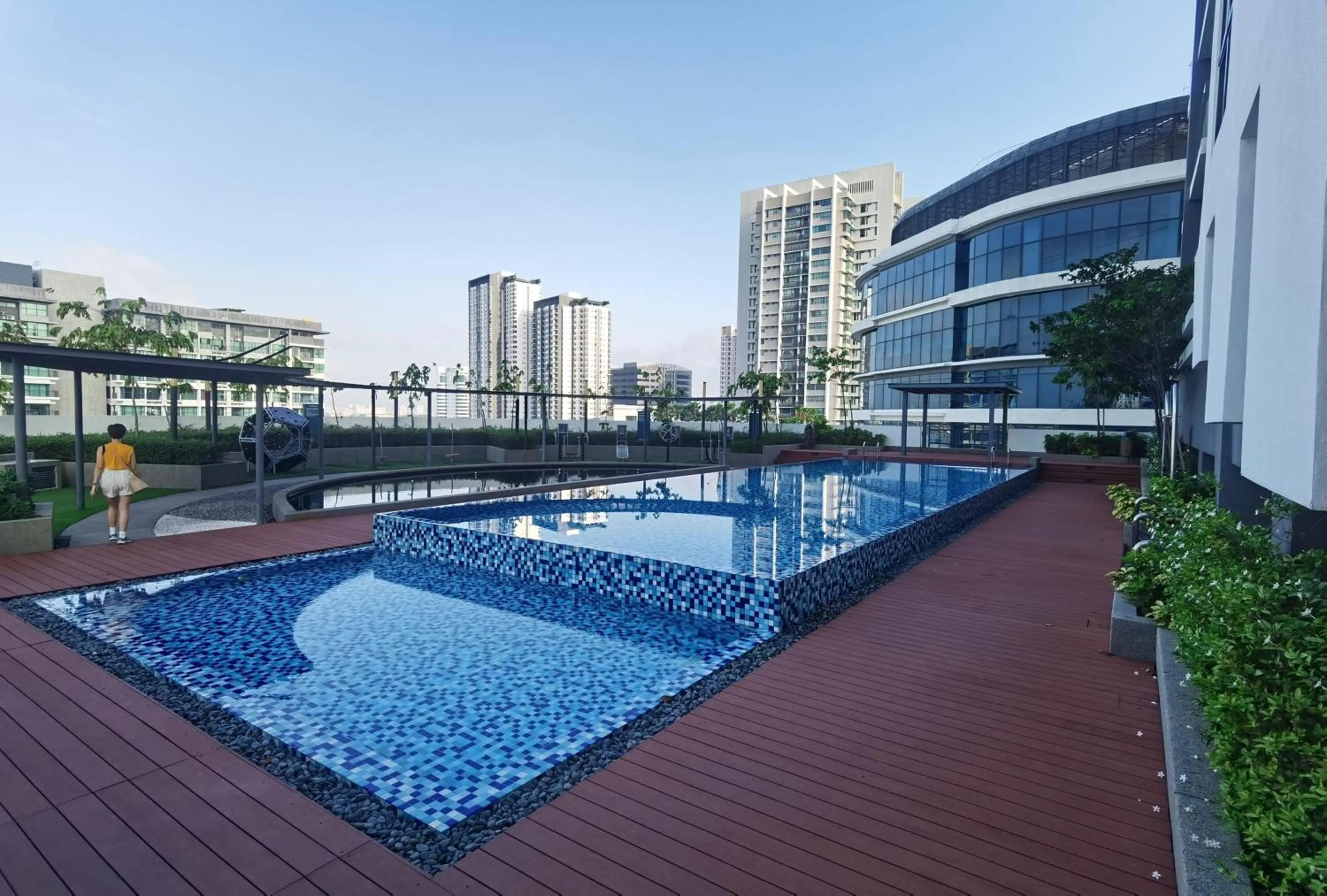 Pool view in Comfy Luxury 5 Star bed & sofa 3R2B 2carpark WiFi