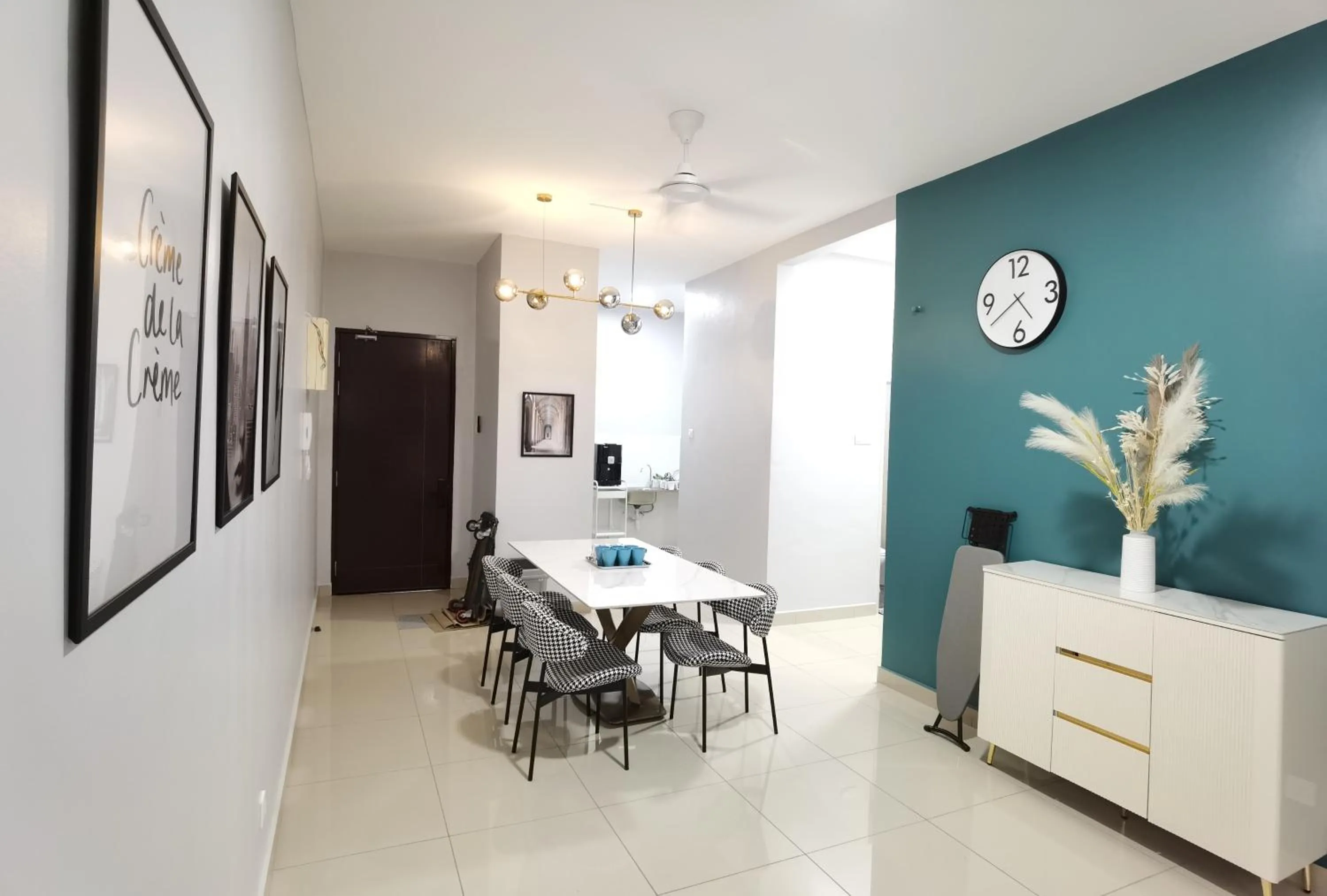 Kitchen or kitchenette in Comfy Luxury 5 Star bed & sofa 3R2B 2carpark WiFi