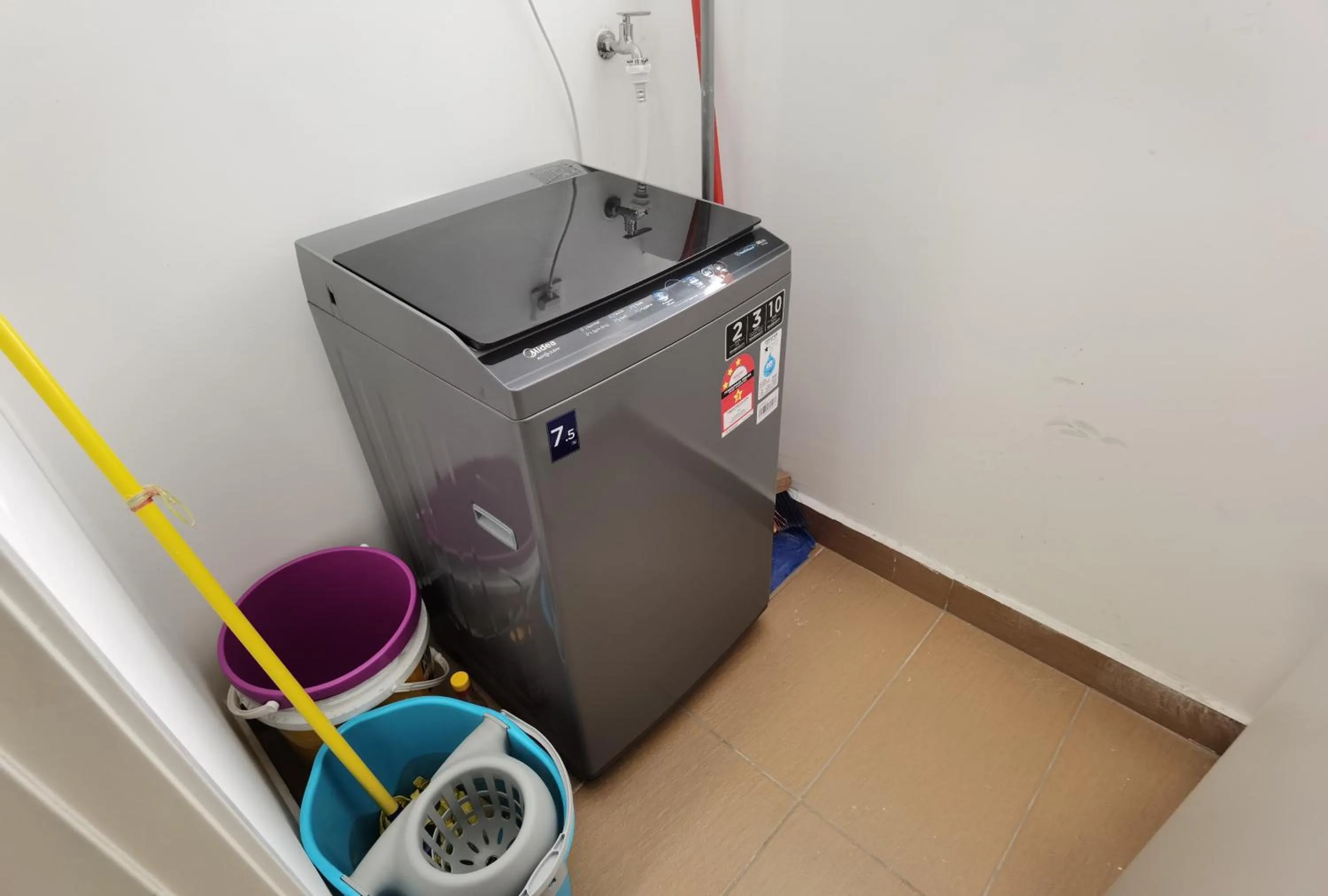 washing machine in Comfy Luxury 5 Star bed & sofa 3R2B 2carpark WiFi