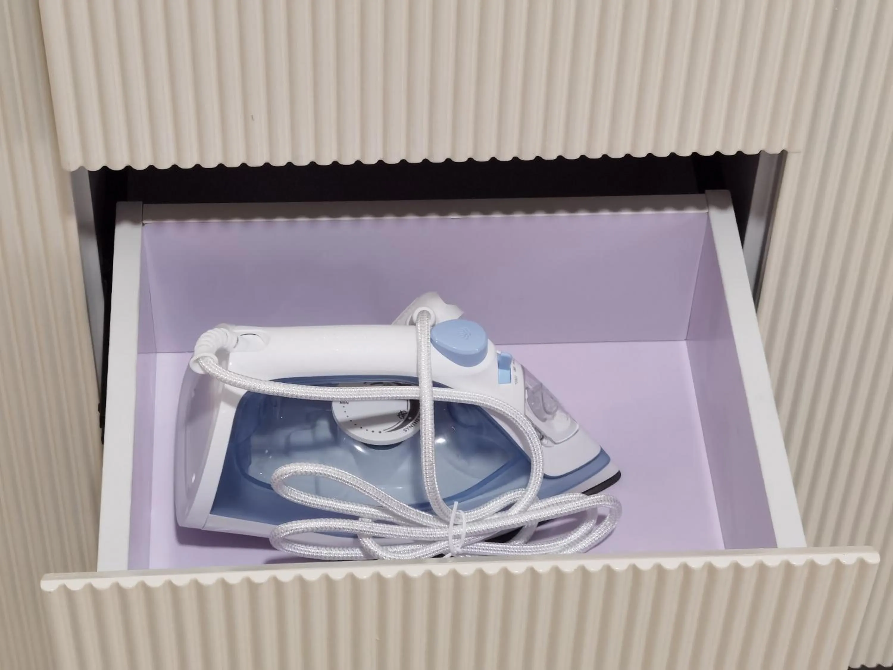 flat iron in Comfy Luxury 5 Star bed & sofa 3R2B 2carpark WiFi