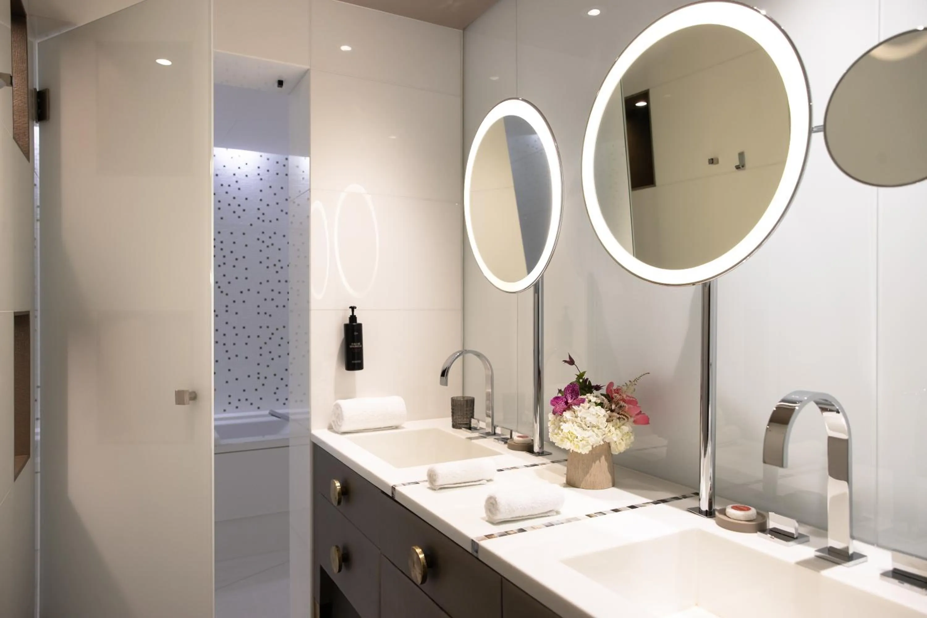 Bathroom in Mandarin Oriental, Paris