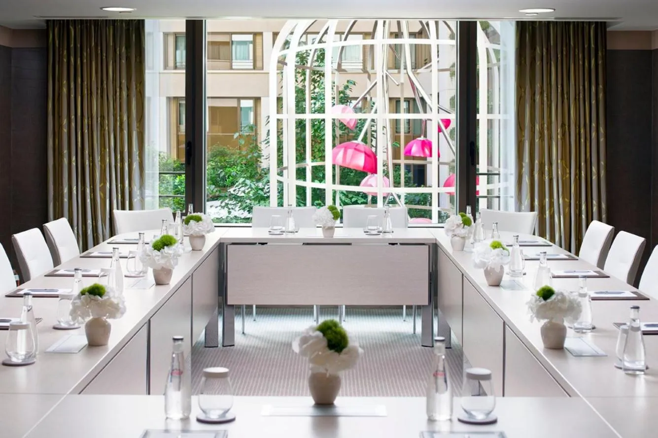 Business facilities in Mandarin Oriental, Paris