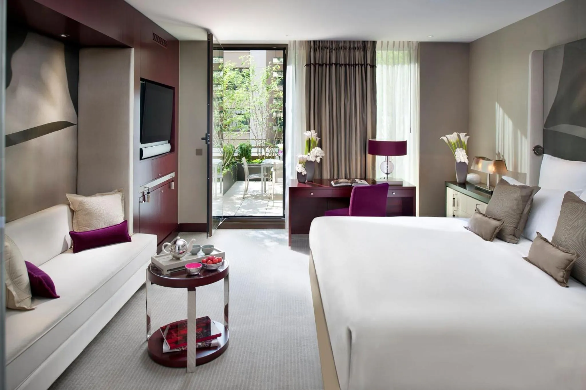 Bedroom, Bed in Mandarin Oriental, Paris