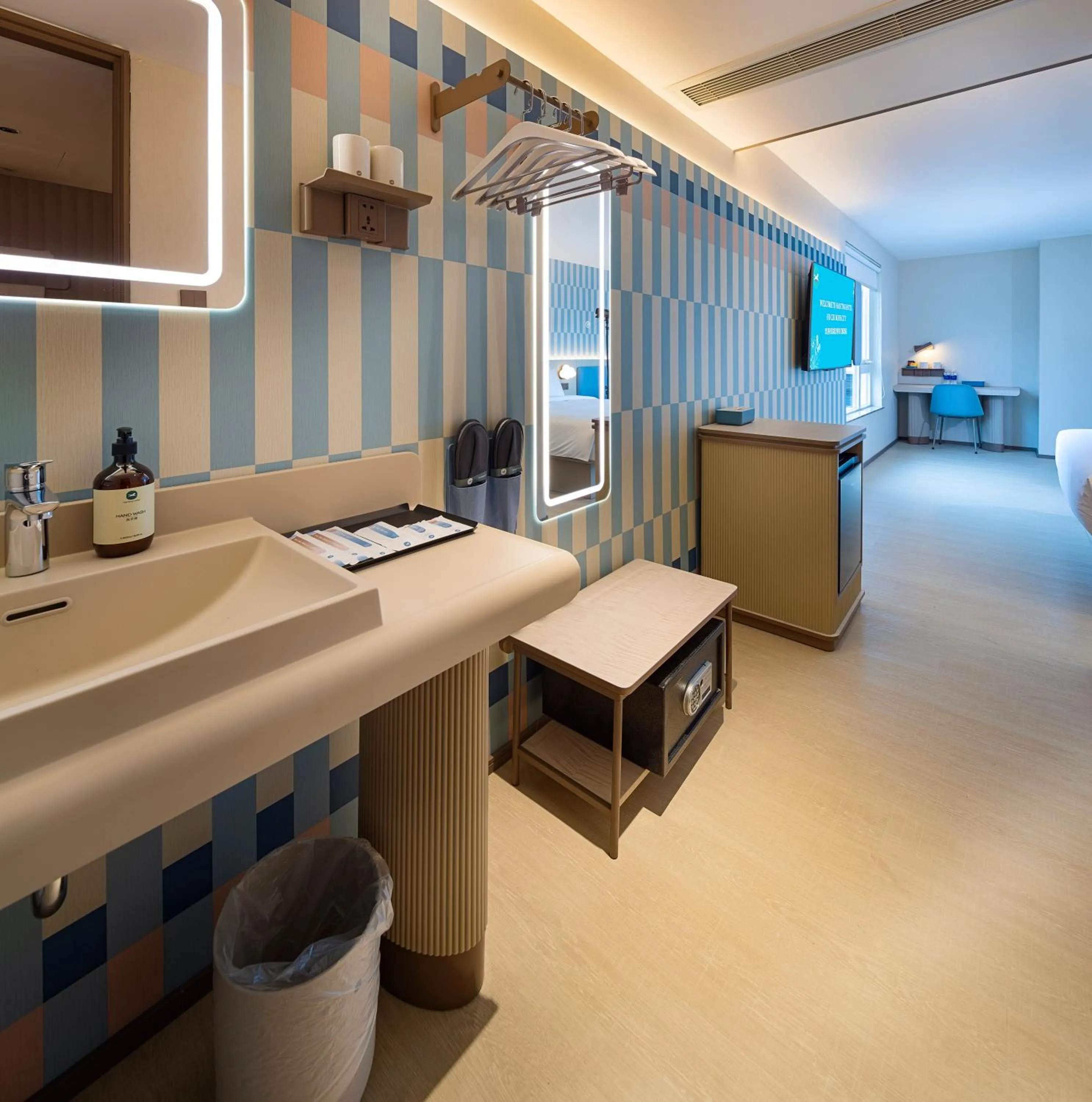 Photo of the whole room, Bed in HANTING HOTEL HO CHI MINH City - 胡志明汉庭国际中心酒店