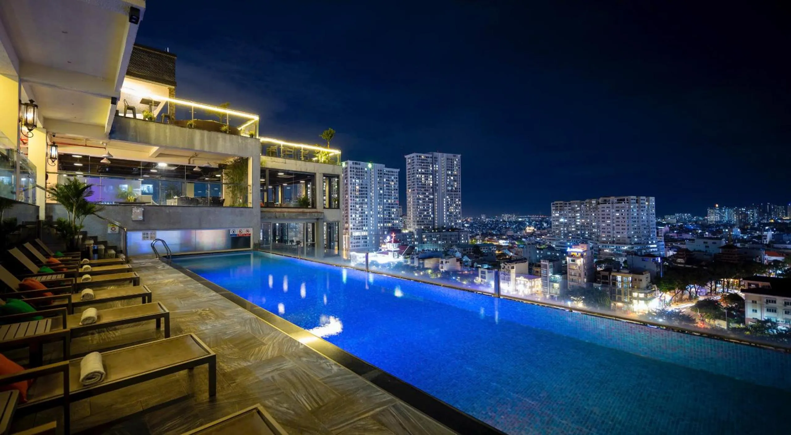 Swimming pool in HANTING HOTEL HO CHI MINH City - 胡志明汉庭国际中心酒店