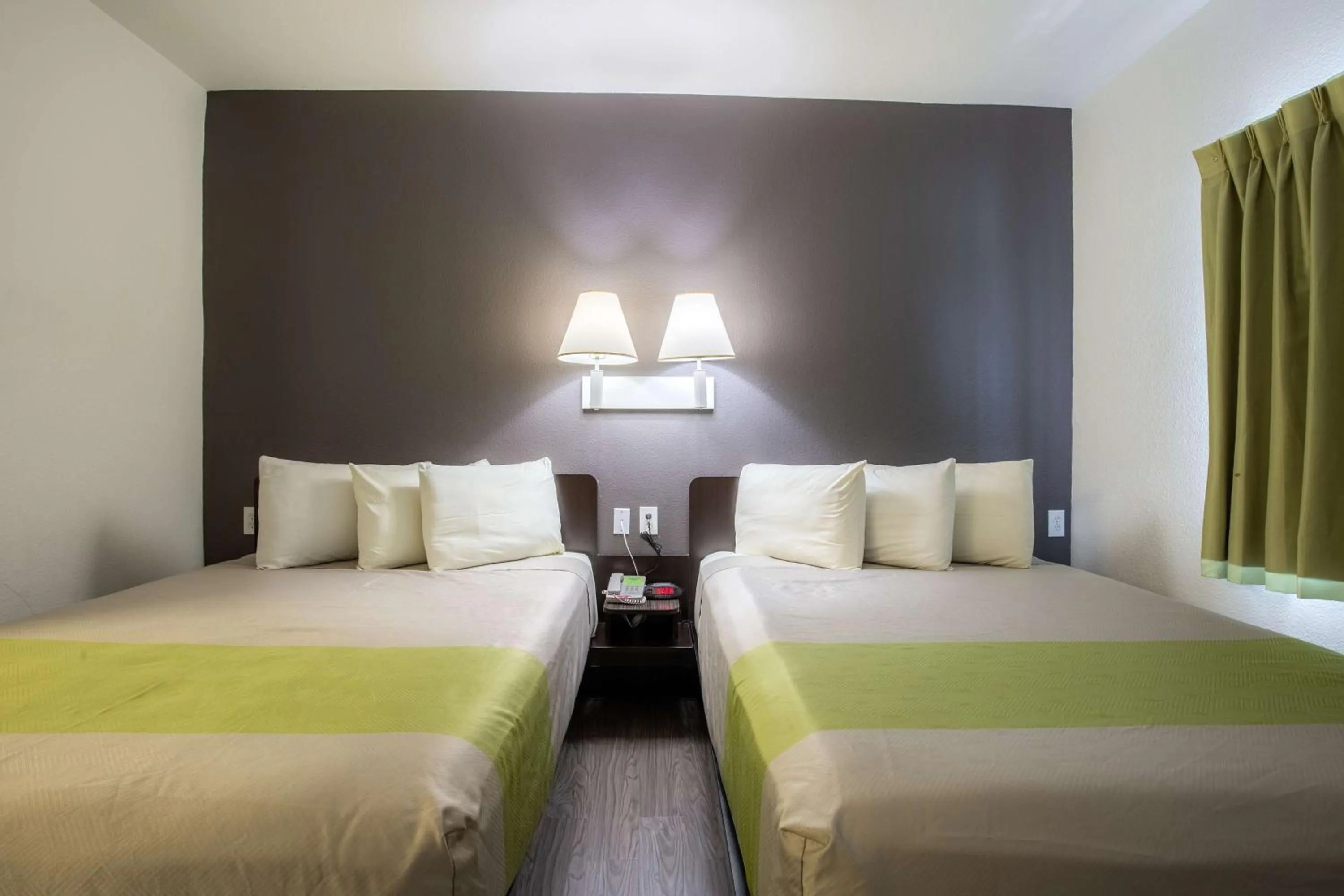 Photo of the whole room, Bed in Studio 6 Bay City TX