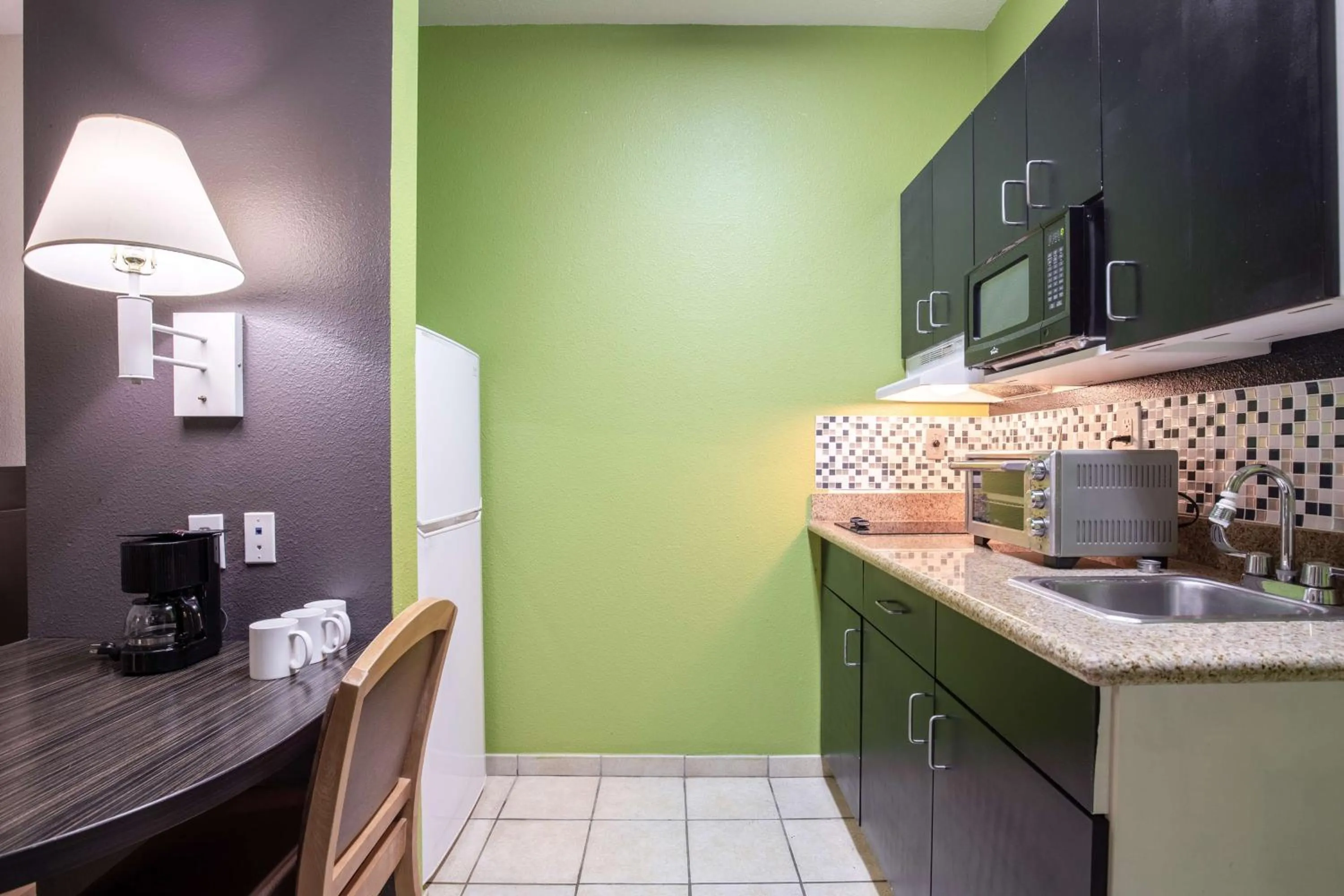 Photo of the whole room in Studio 6 Bay City TX