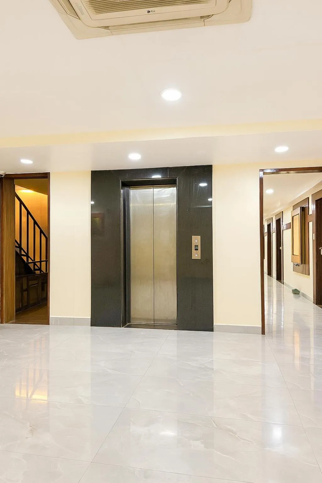 elevator in Hotel Solaris