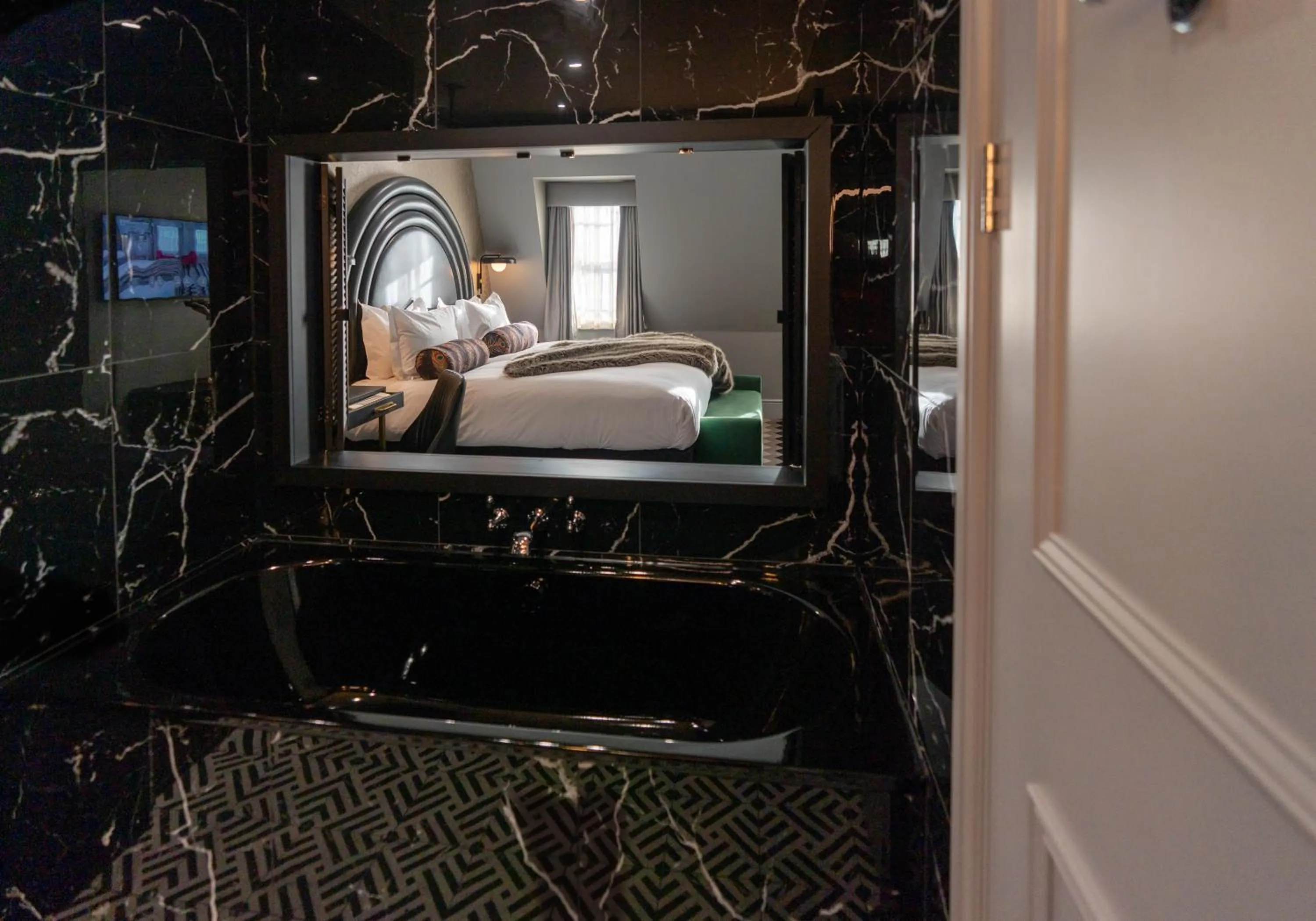 Bath, Bed in Hotel Gotham Newcastle