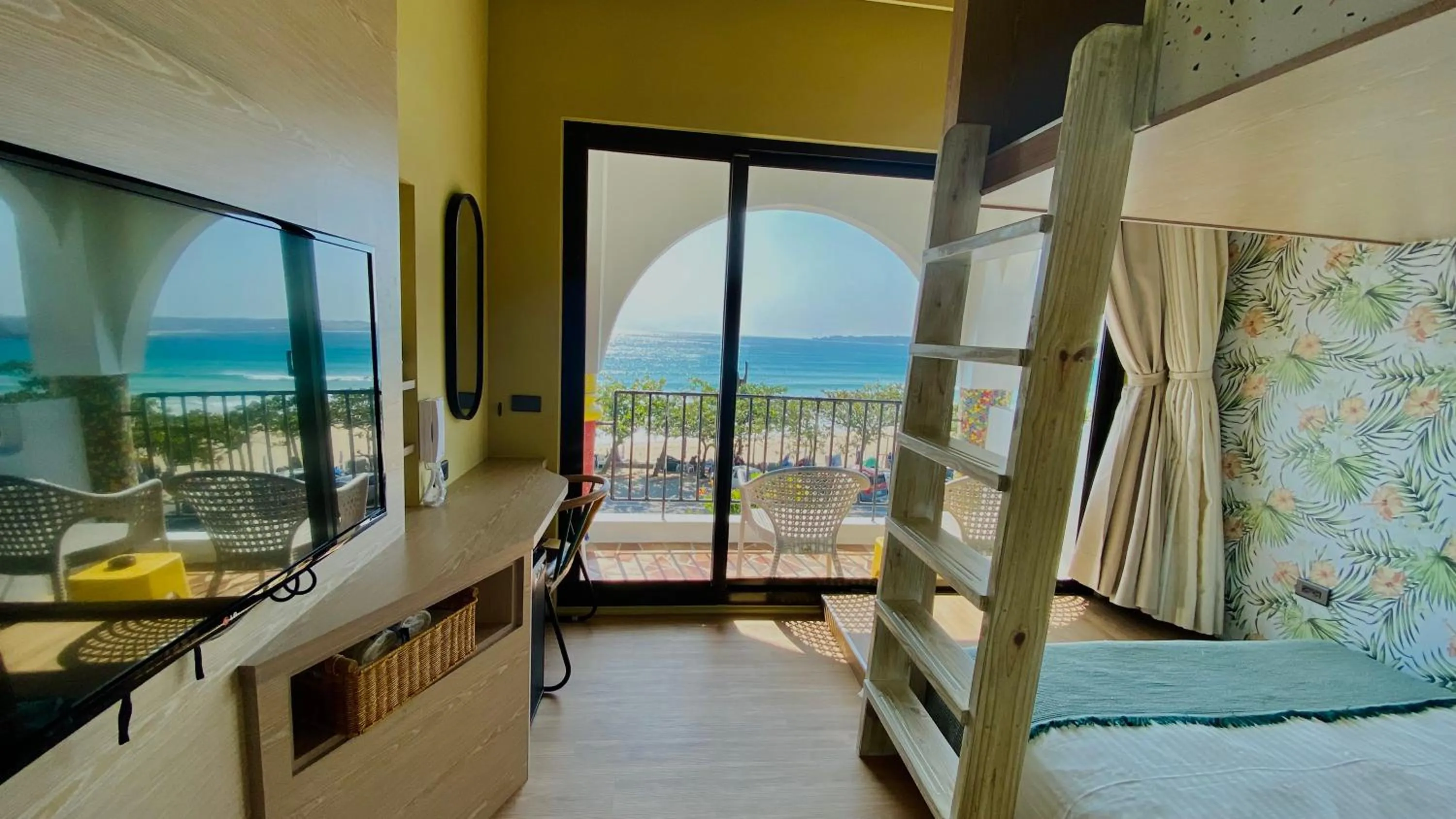 Photo of the whole room, Bed in Mini Summer