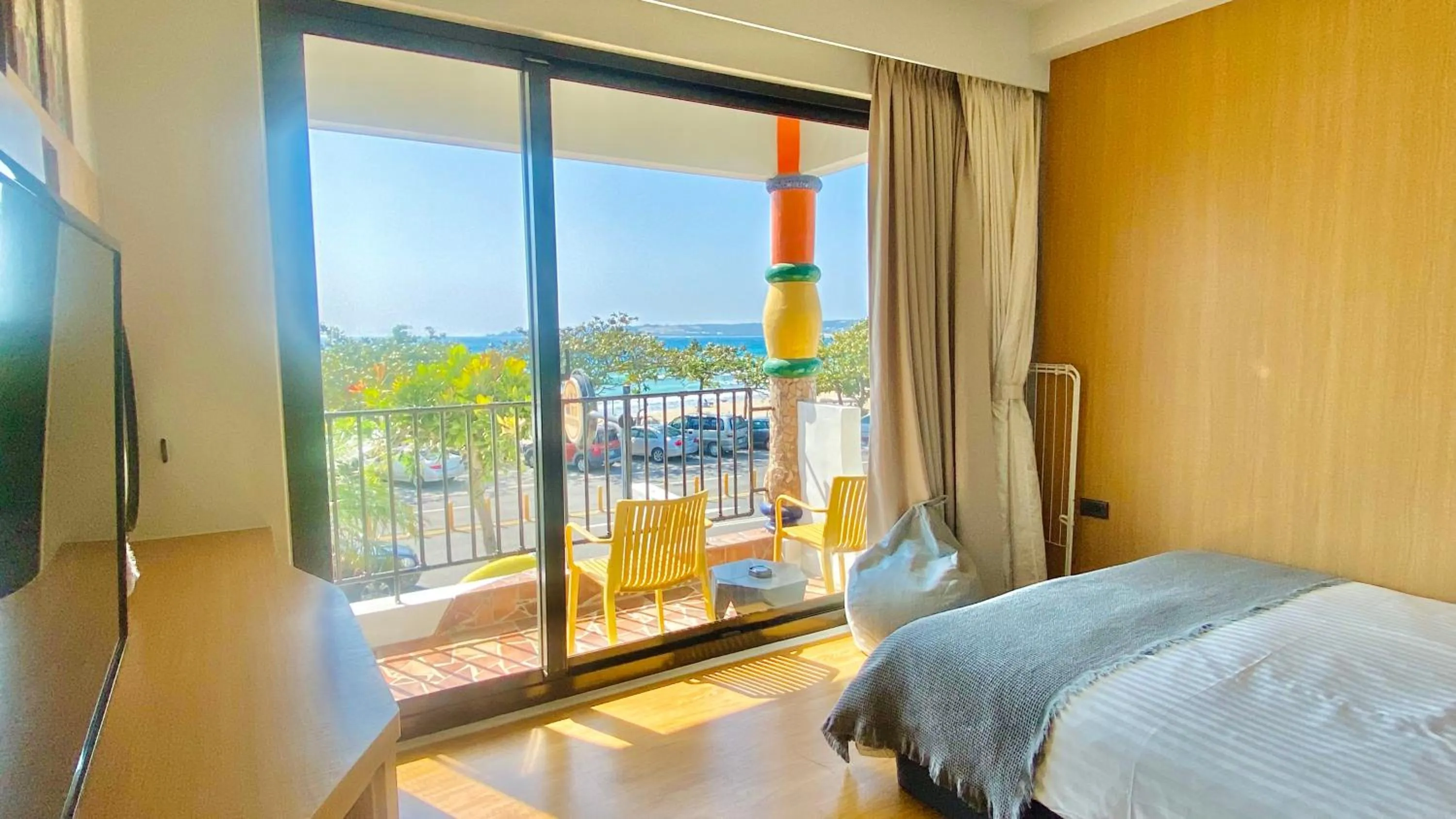 Photo of the whole room, Bed in Mini Summer