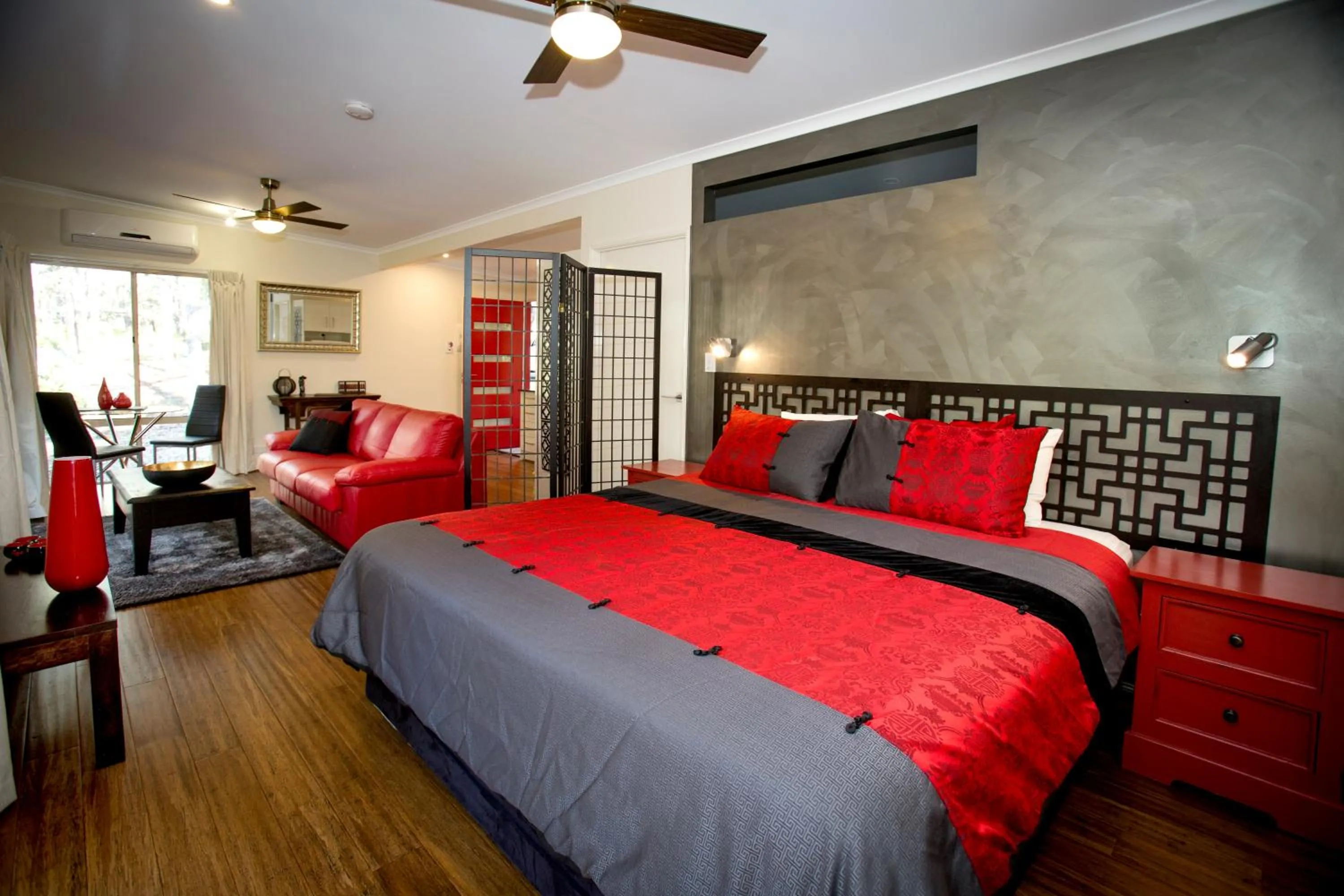 Photo of the whole room, Bed in Mt Cotton Retreat