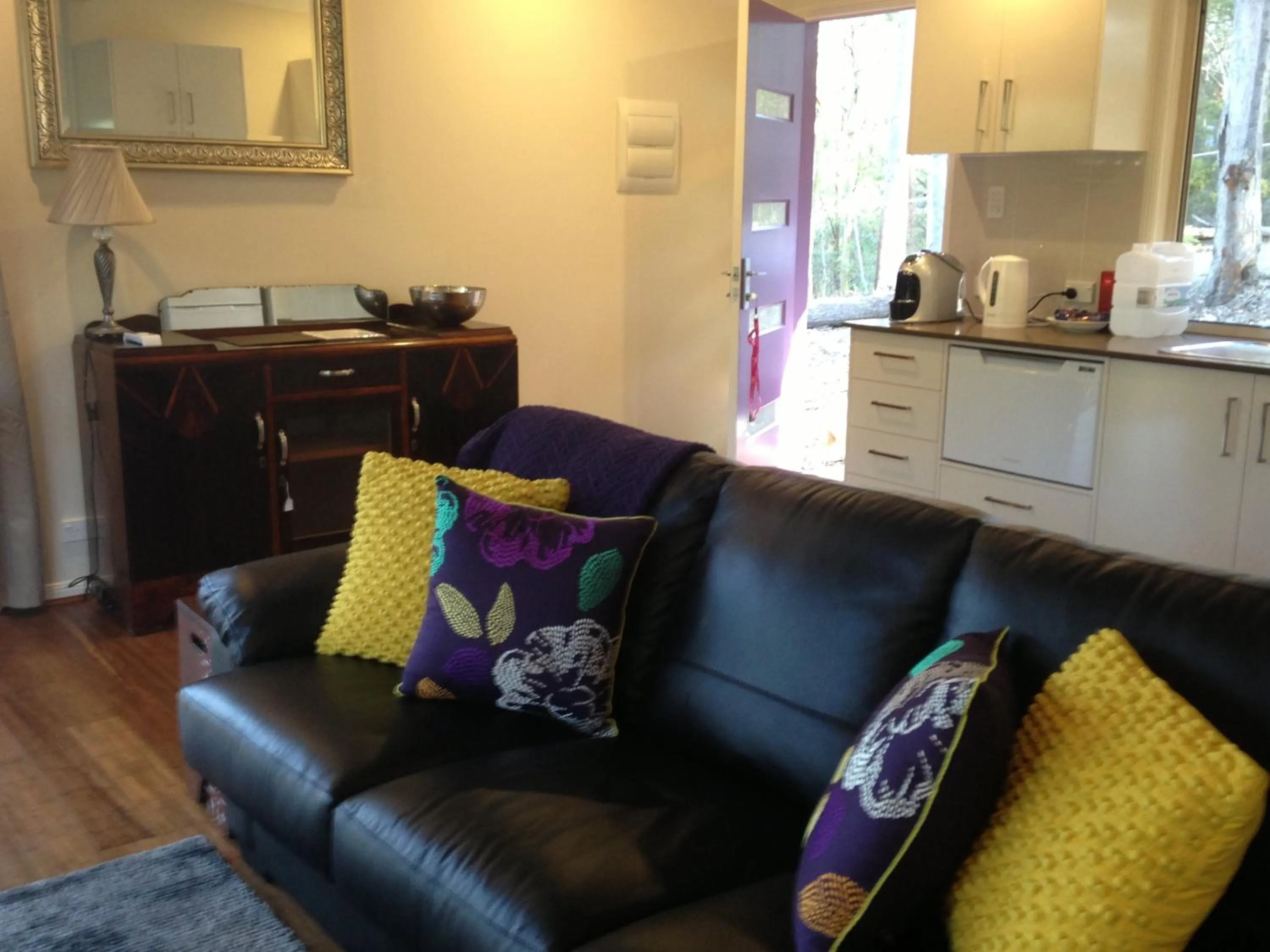 Kitchen or kitchenette in Mt Cotton Retreat