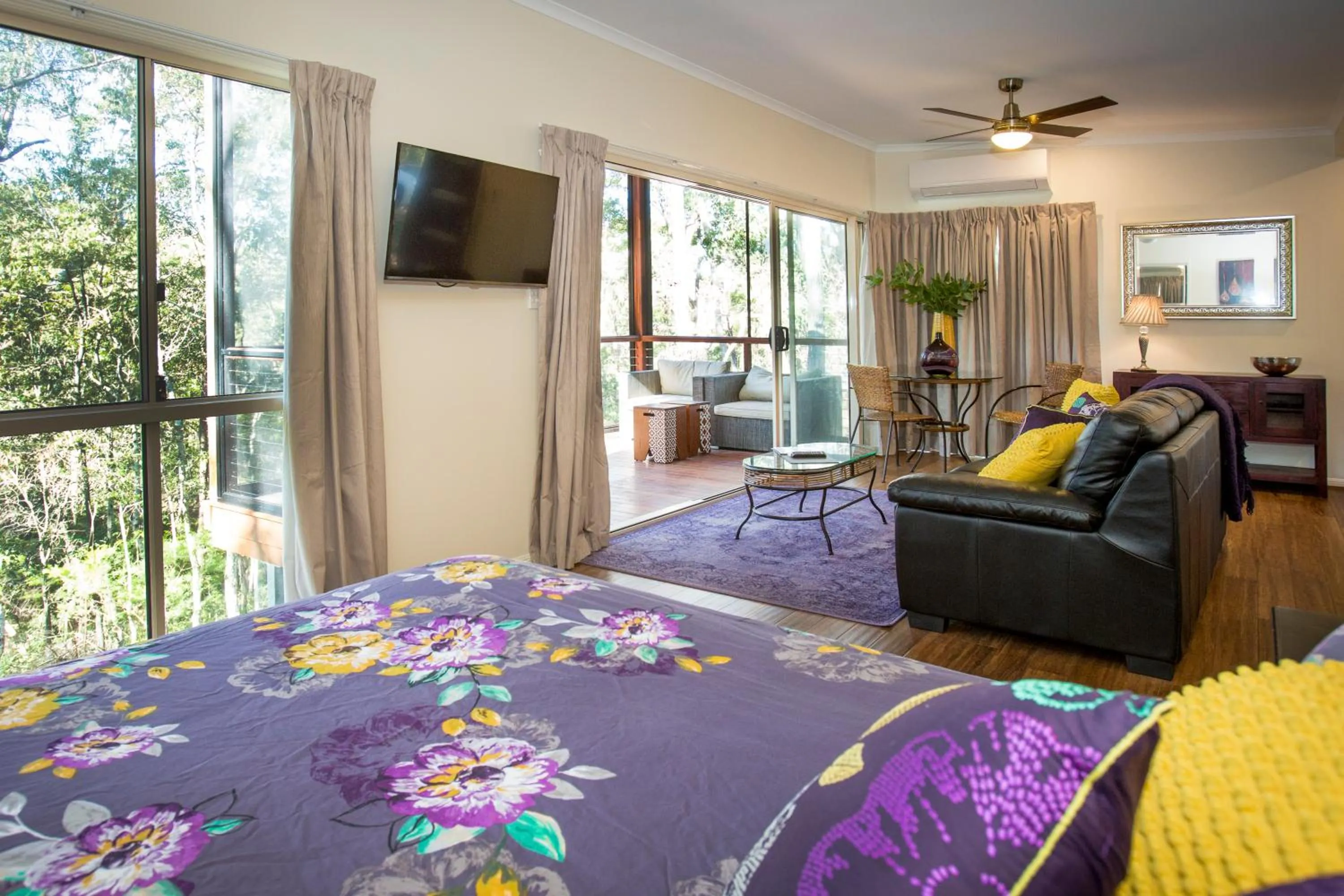 Living room, Bed in Mt Cotton Retreat