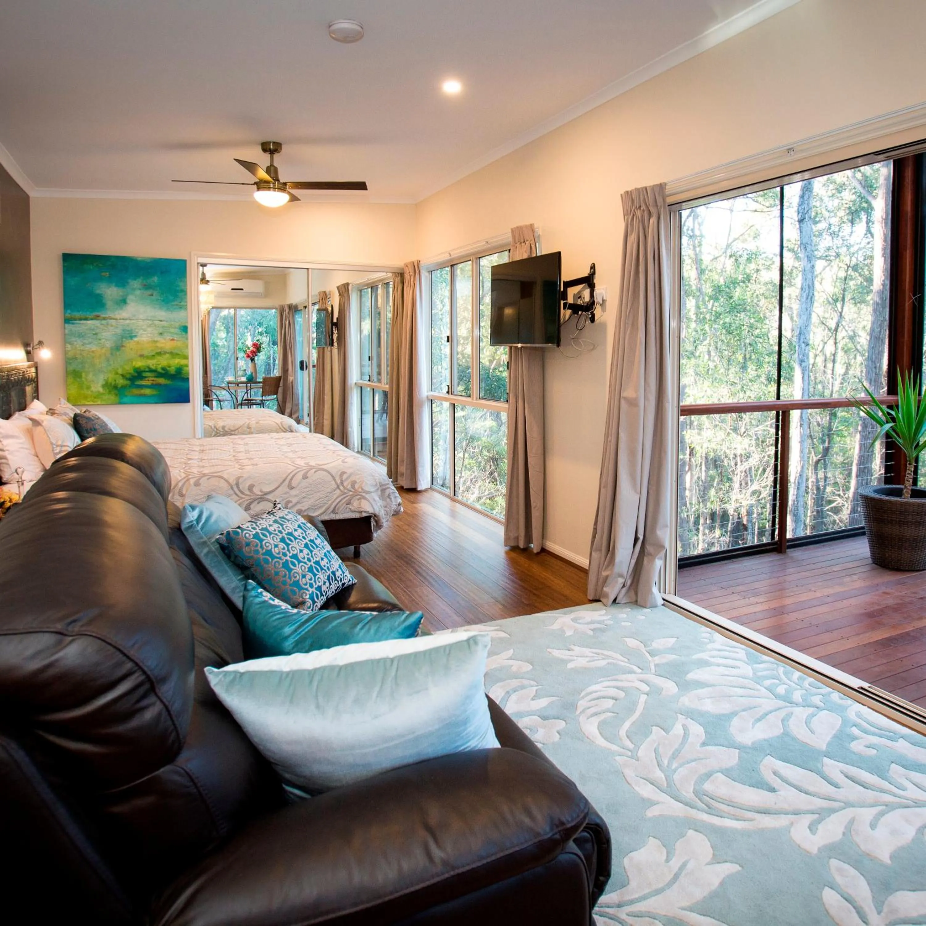 Living room, Bed in Mt Cotton Retreat