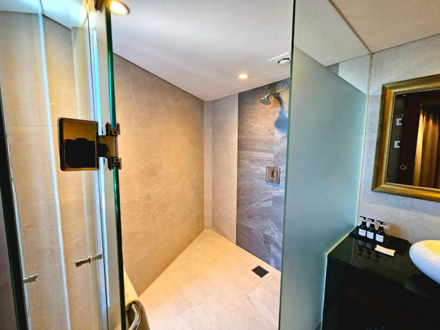 Shower in Sungsan Marina Hotel