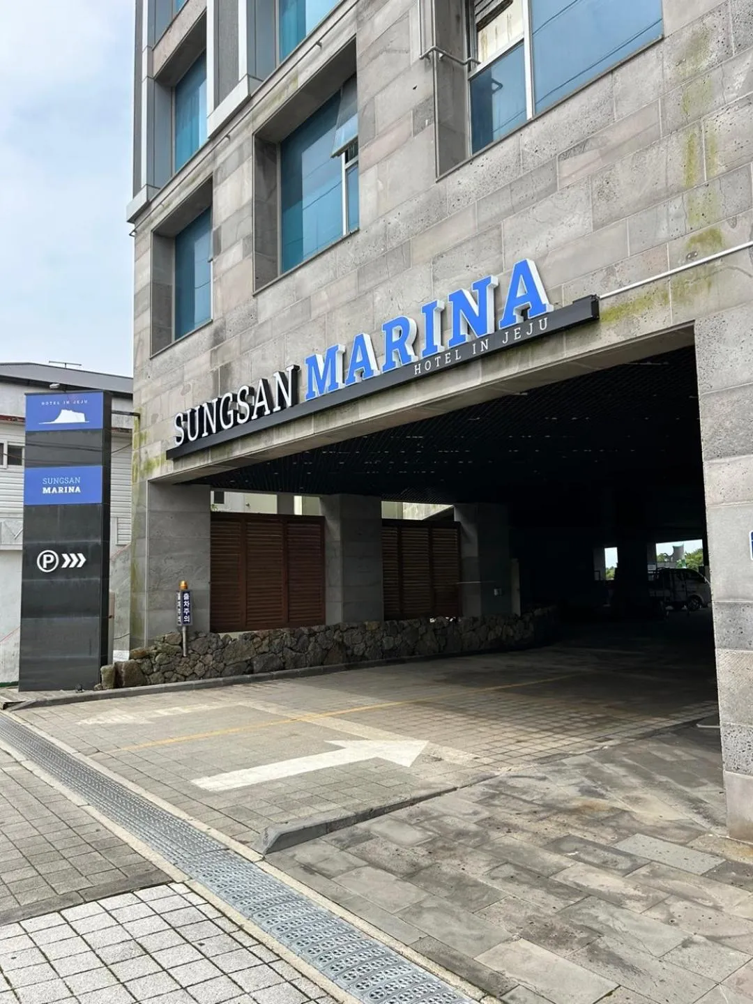 Facade/entrance in Sungsan Marina Hotel
